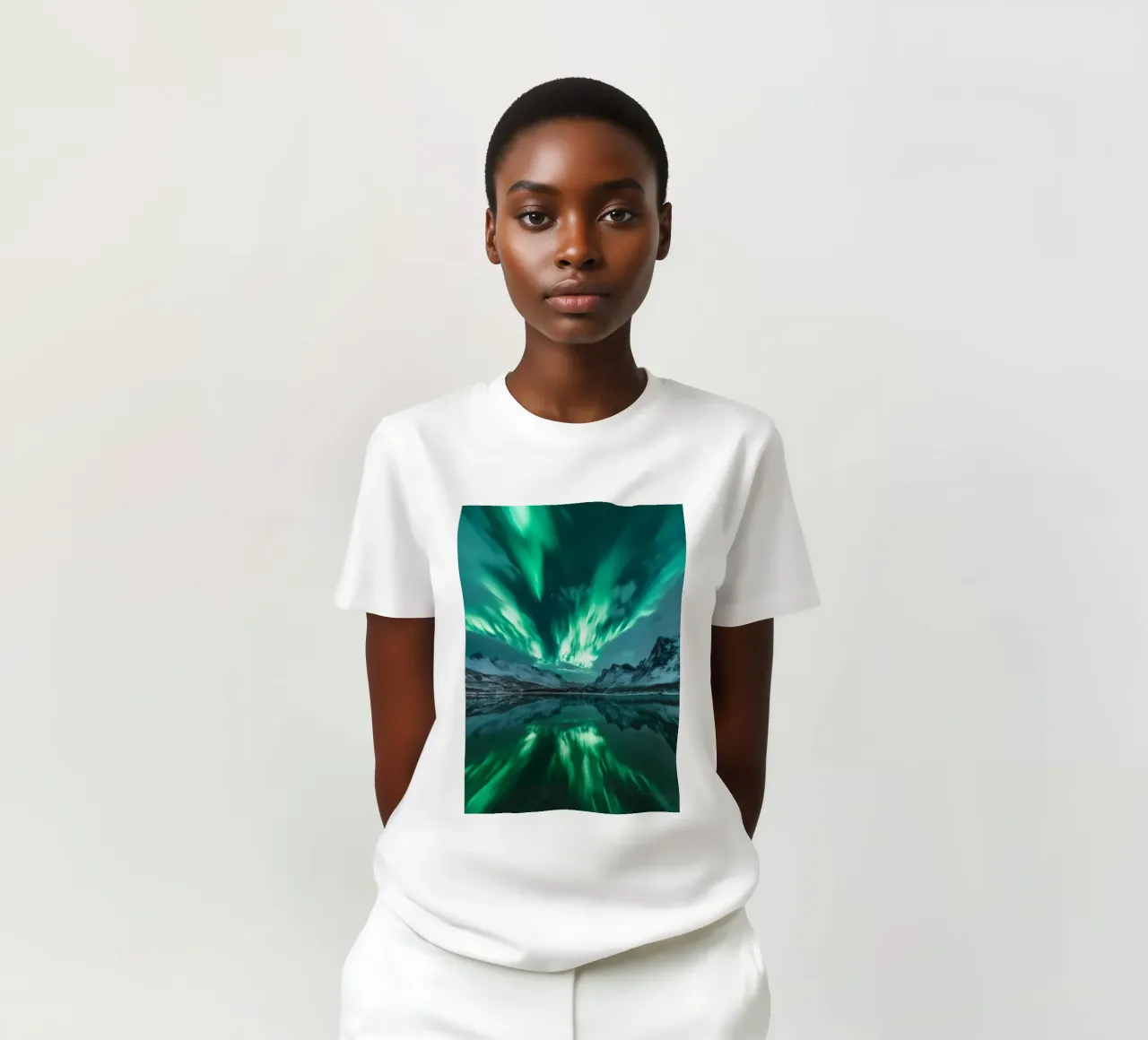 Paesaggio riflesso dell'Aurora Boreale t-shirt da Matthew Katz