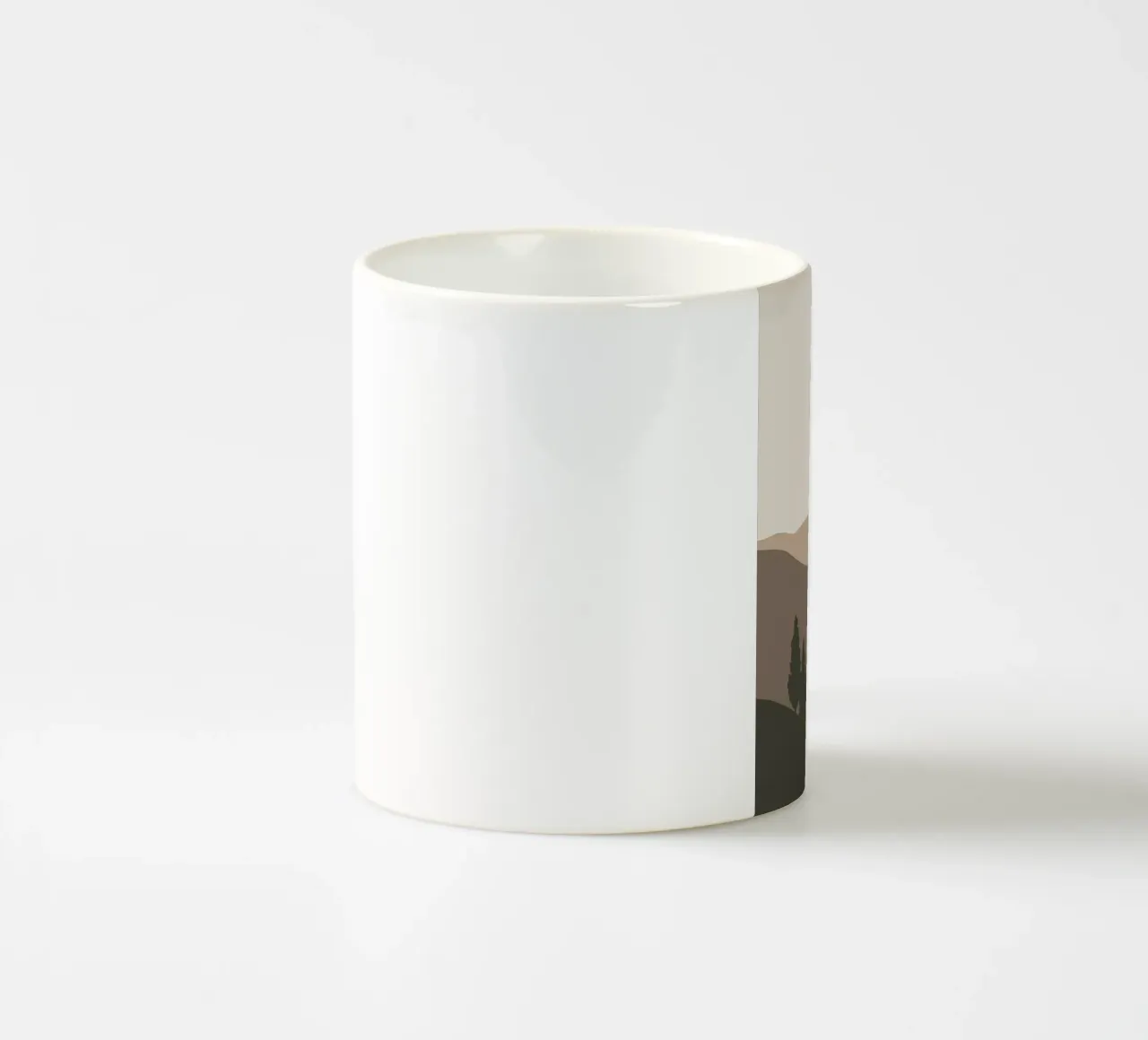 Tramonto con albero di montagna tazza in ceramica da Bartosz Powalka