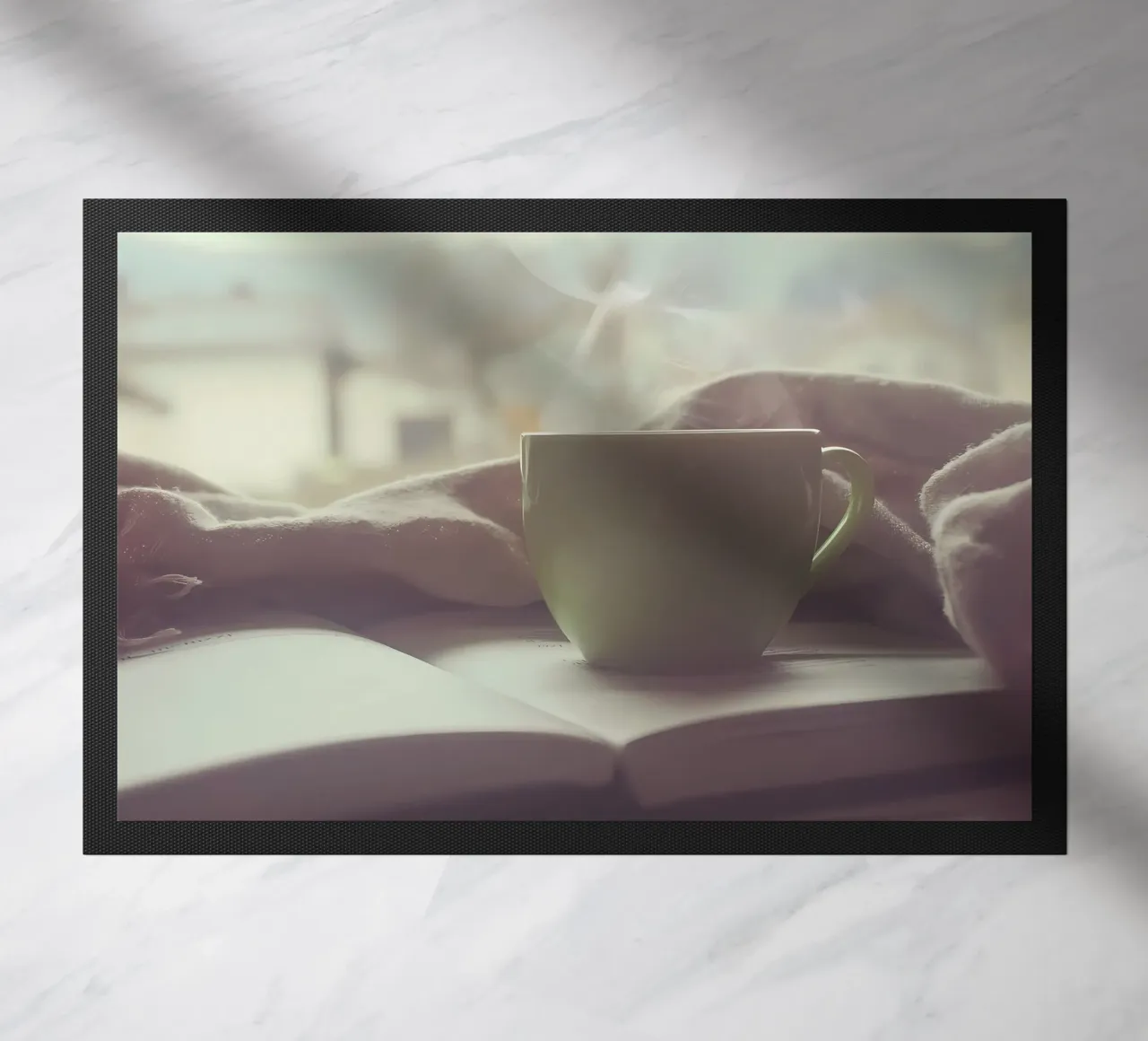 Kaffee beim lesen Fußmatte von Aiden Garcia