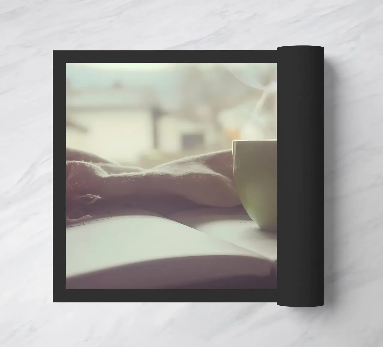 Kaffee beim lesen Fußmatte von Aiden Garcia