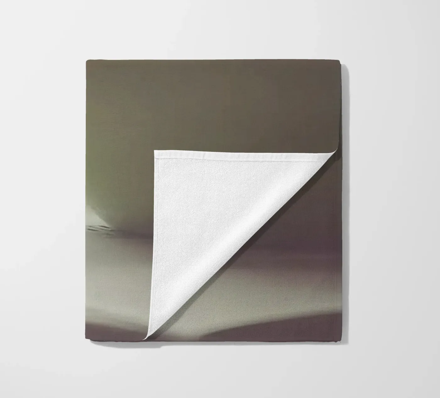 Coffee while reading Strandtuch von Aiden Garcia