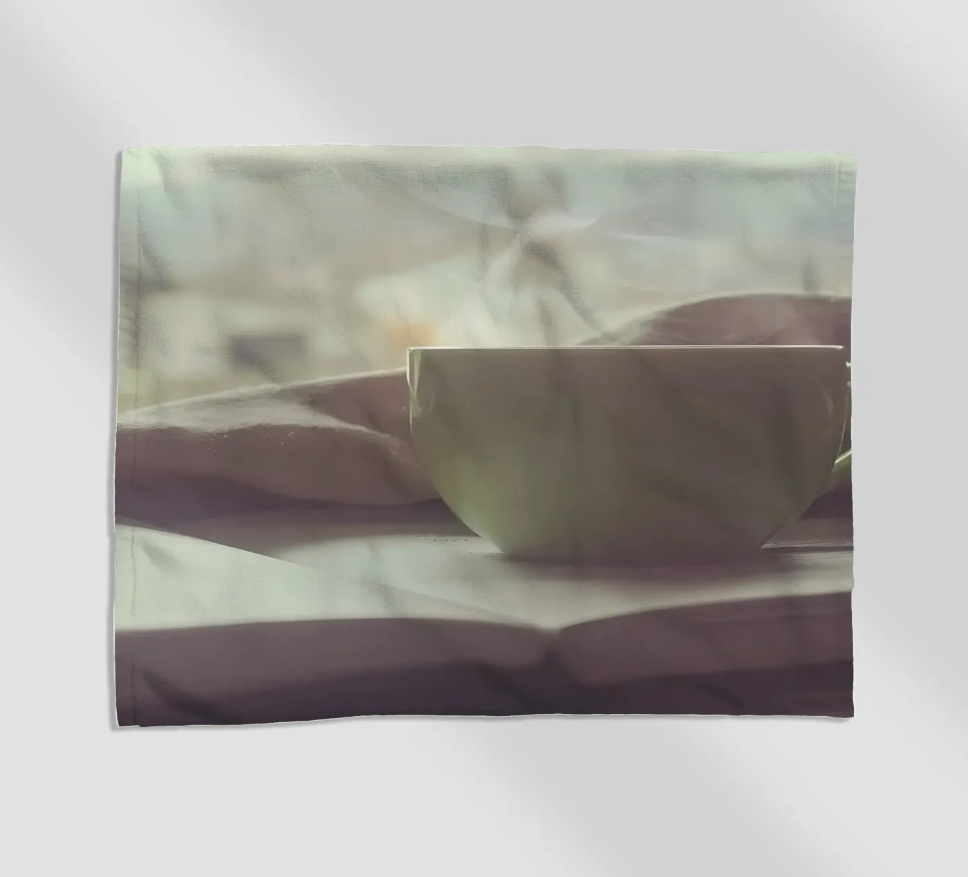 Coffee while reading Strandtuch von Aiden Garcia