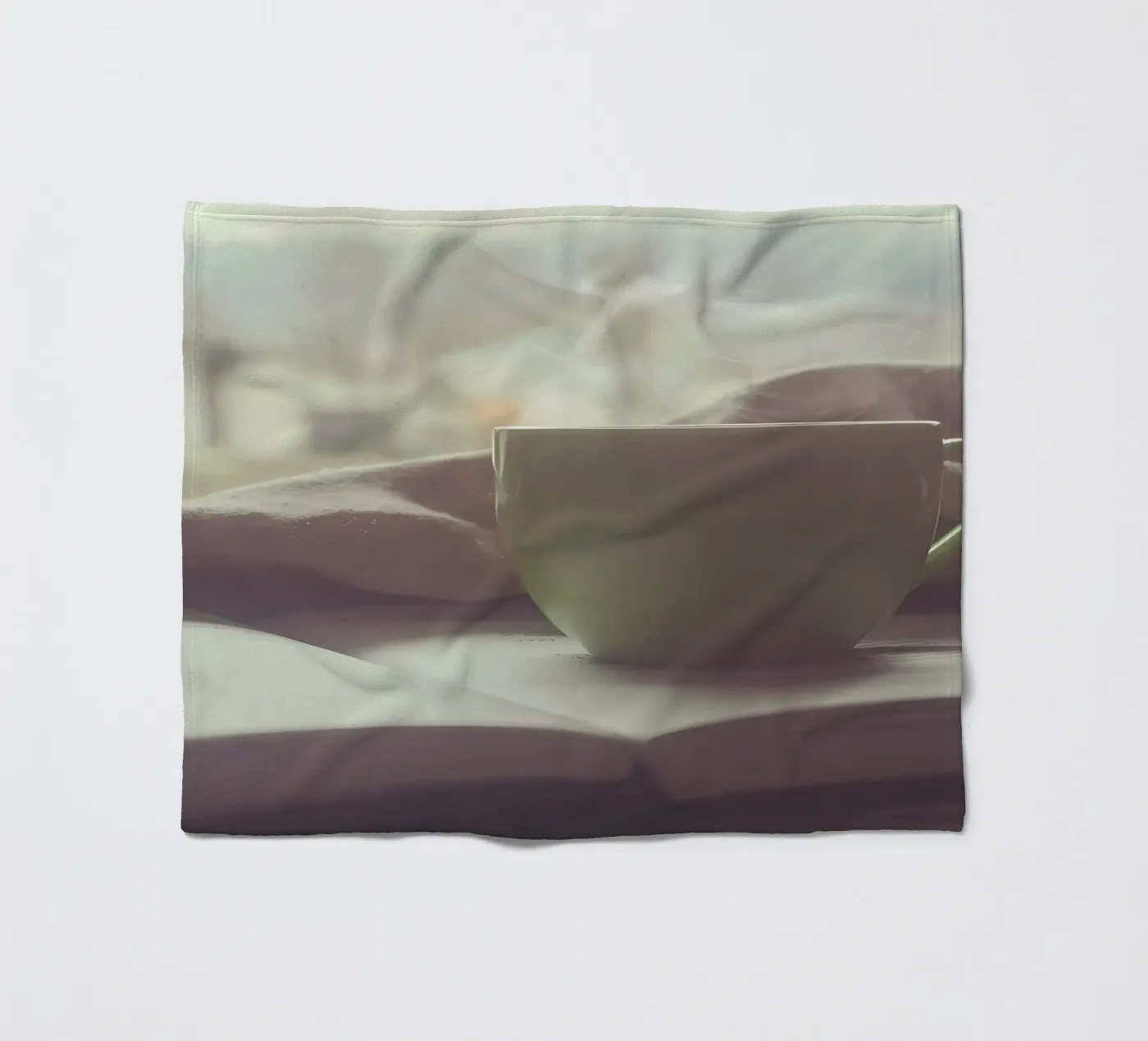 Coffee while reading Fleecedecke von Aiden Garcia