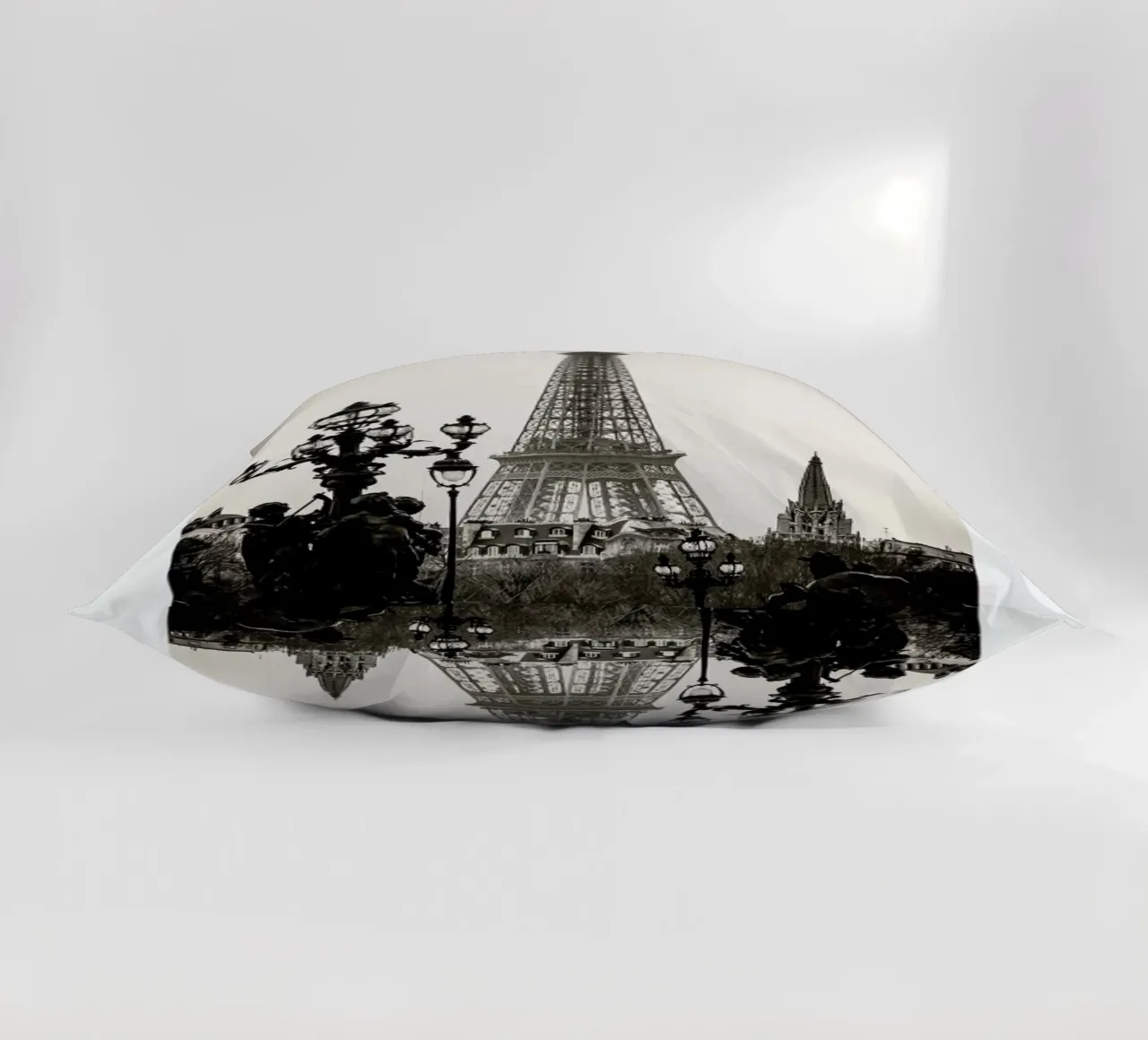 Eiffel Tower Kissen von METROPOLIS