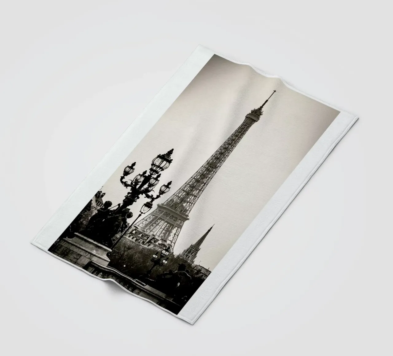 Eiffel Tower coperta in pile da METROPOLIS