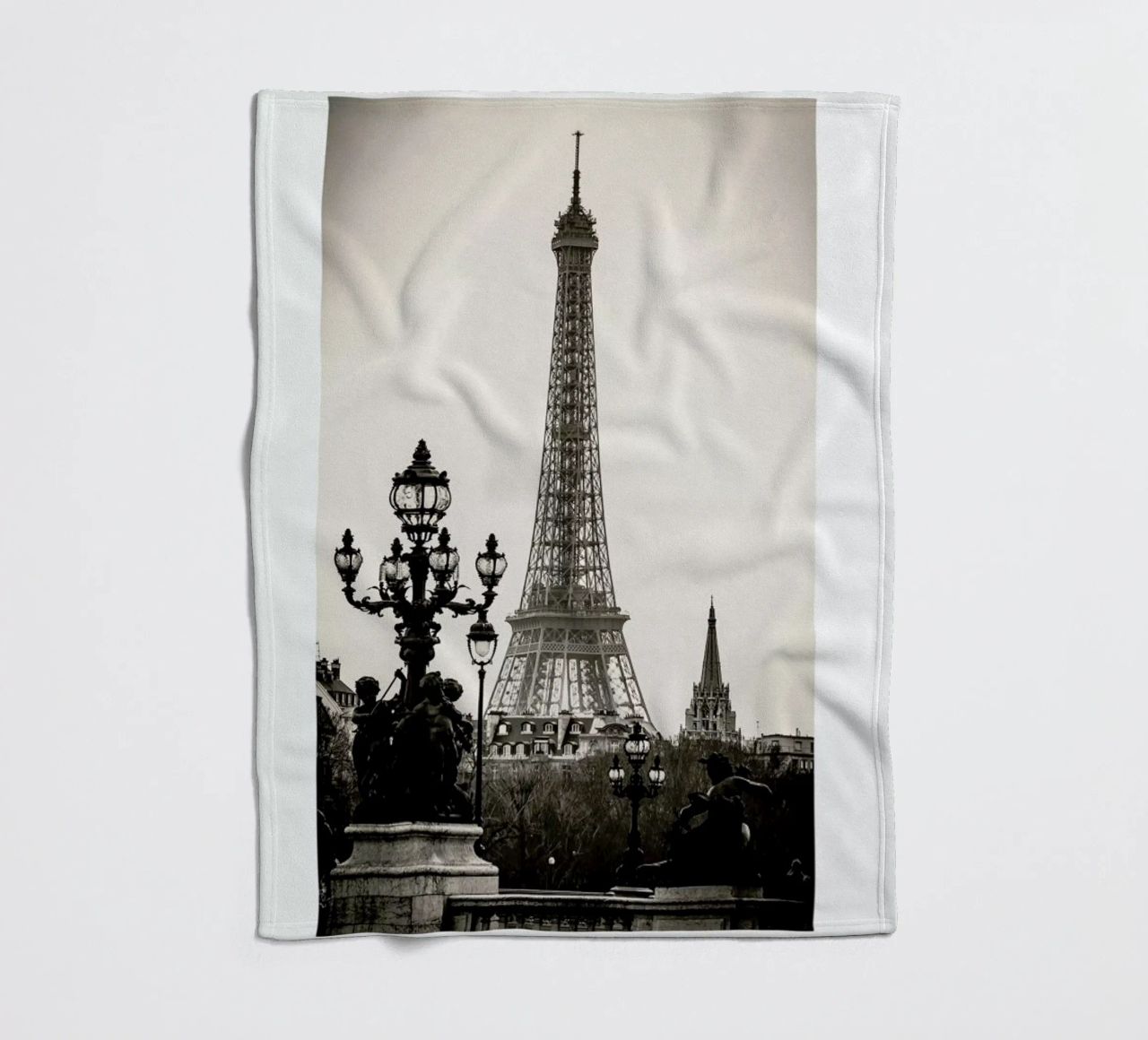 Eiffel Tower coperta in pile da METROPOLIS