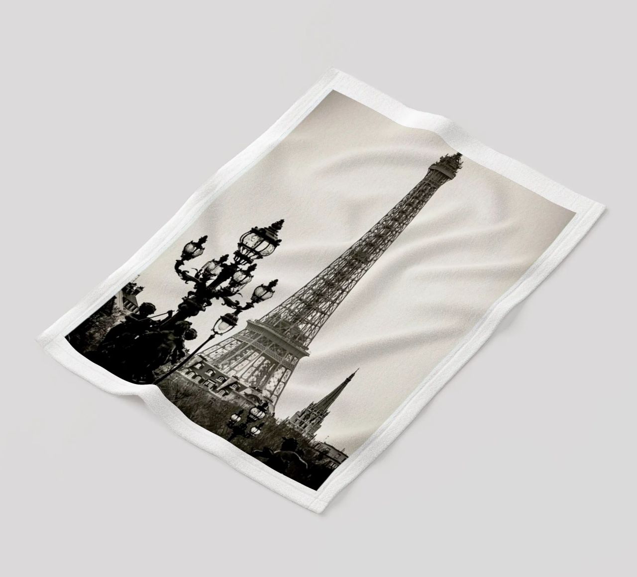 Eiffel Tower coperta in pile da METROPOLIS