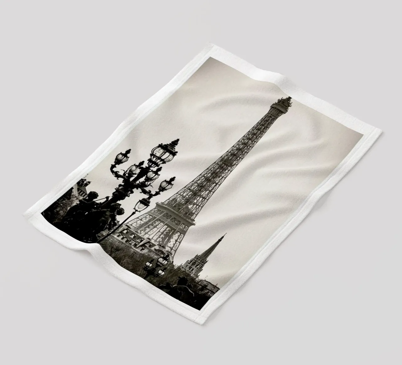 Eiffel Tower coperta in pile da METROPOLIS
