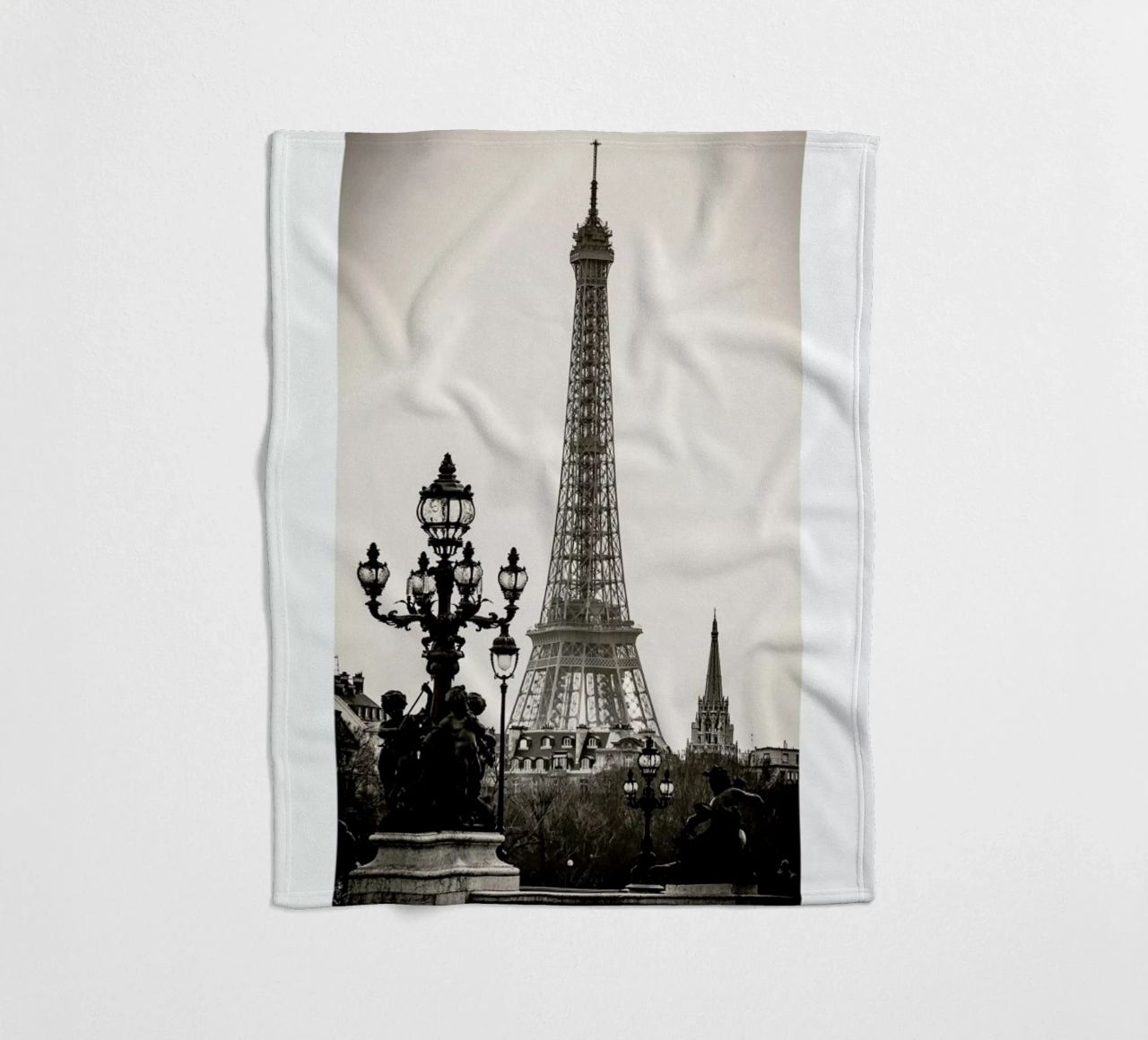 Eiffel Tower coperta in pile da METROPOLIS