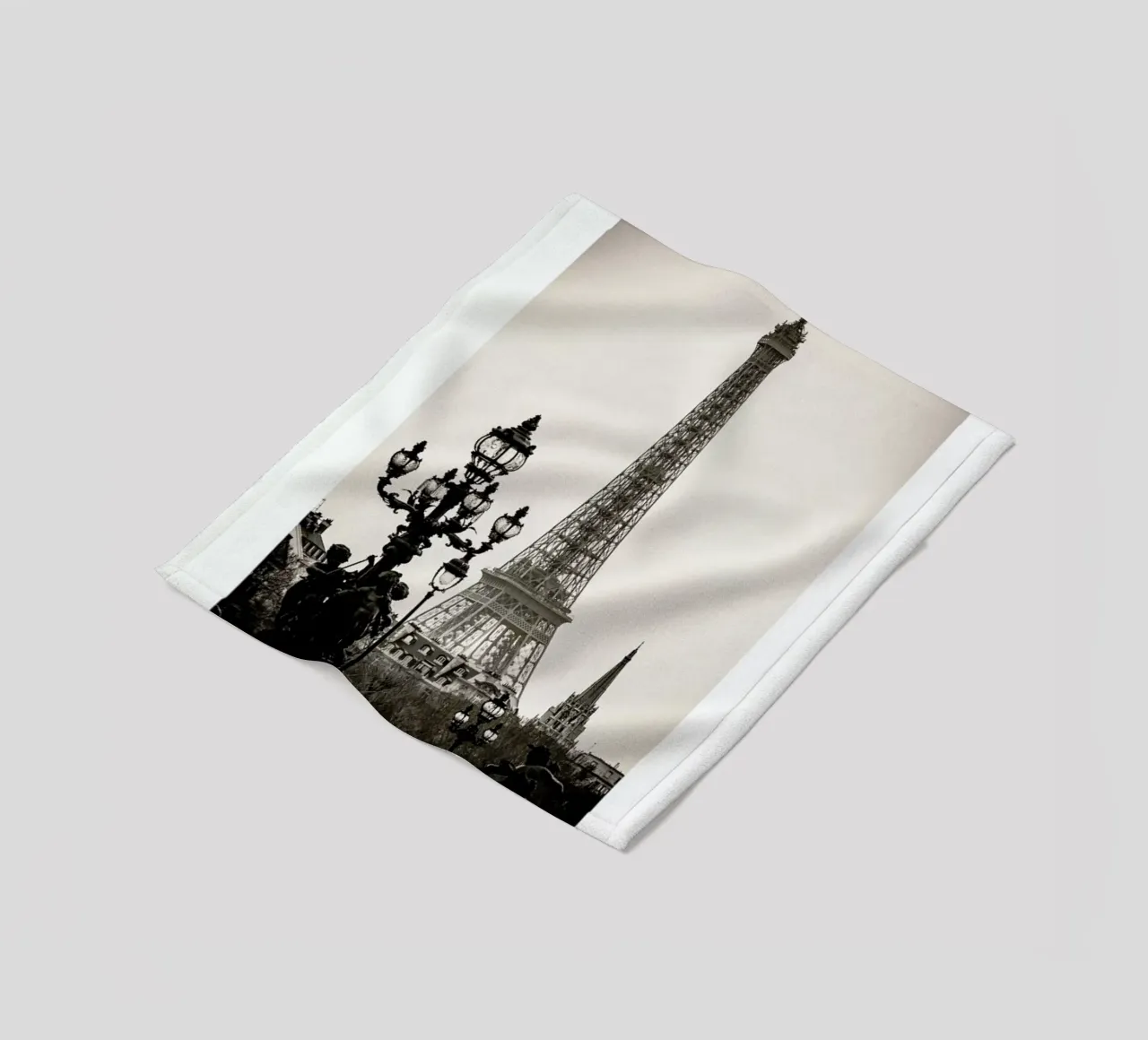 Eiffel Tower coperta in pile da METROPOLIS