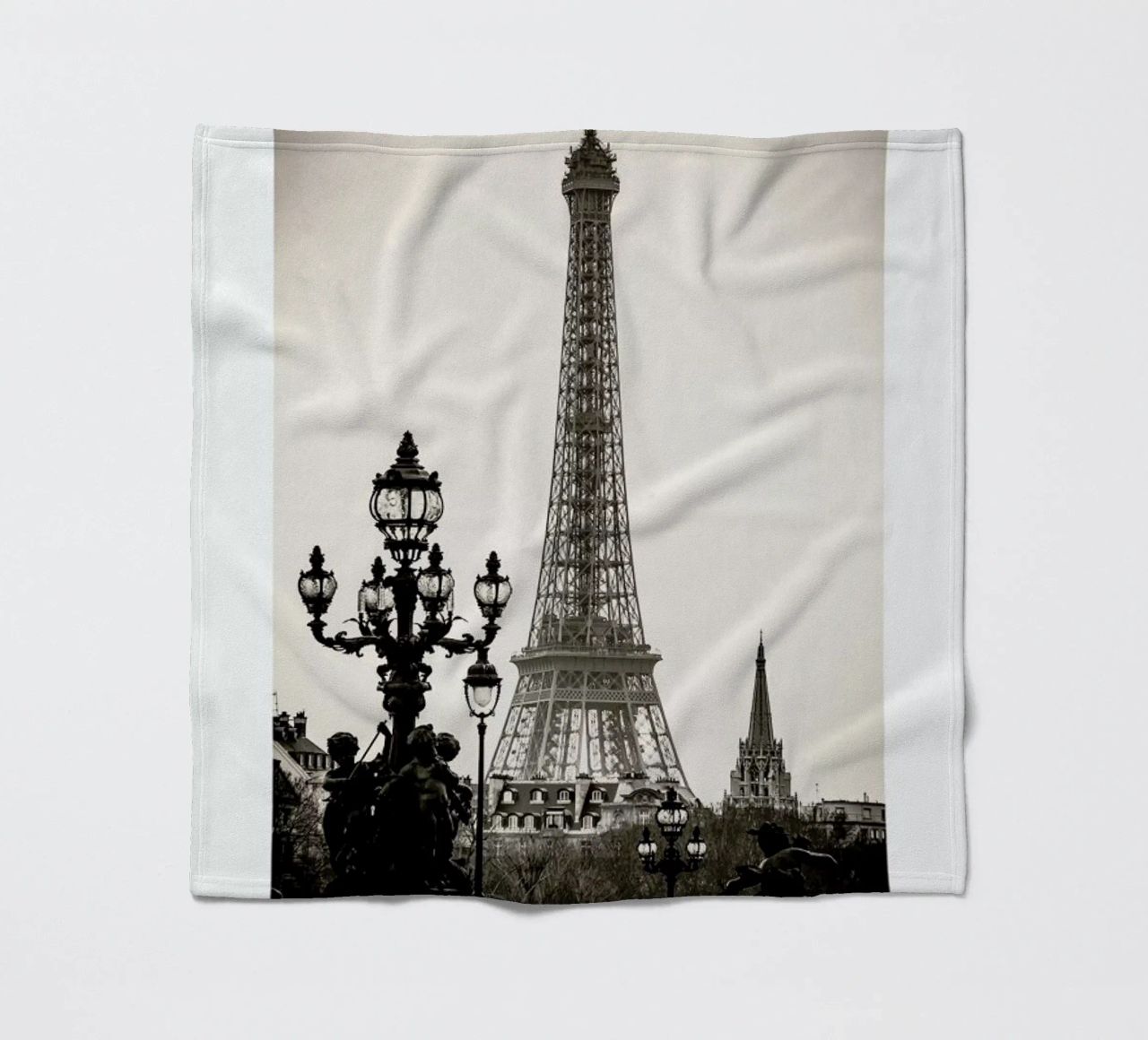 Eiffel Tower coperta in pile da METROPOLIS