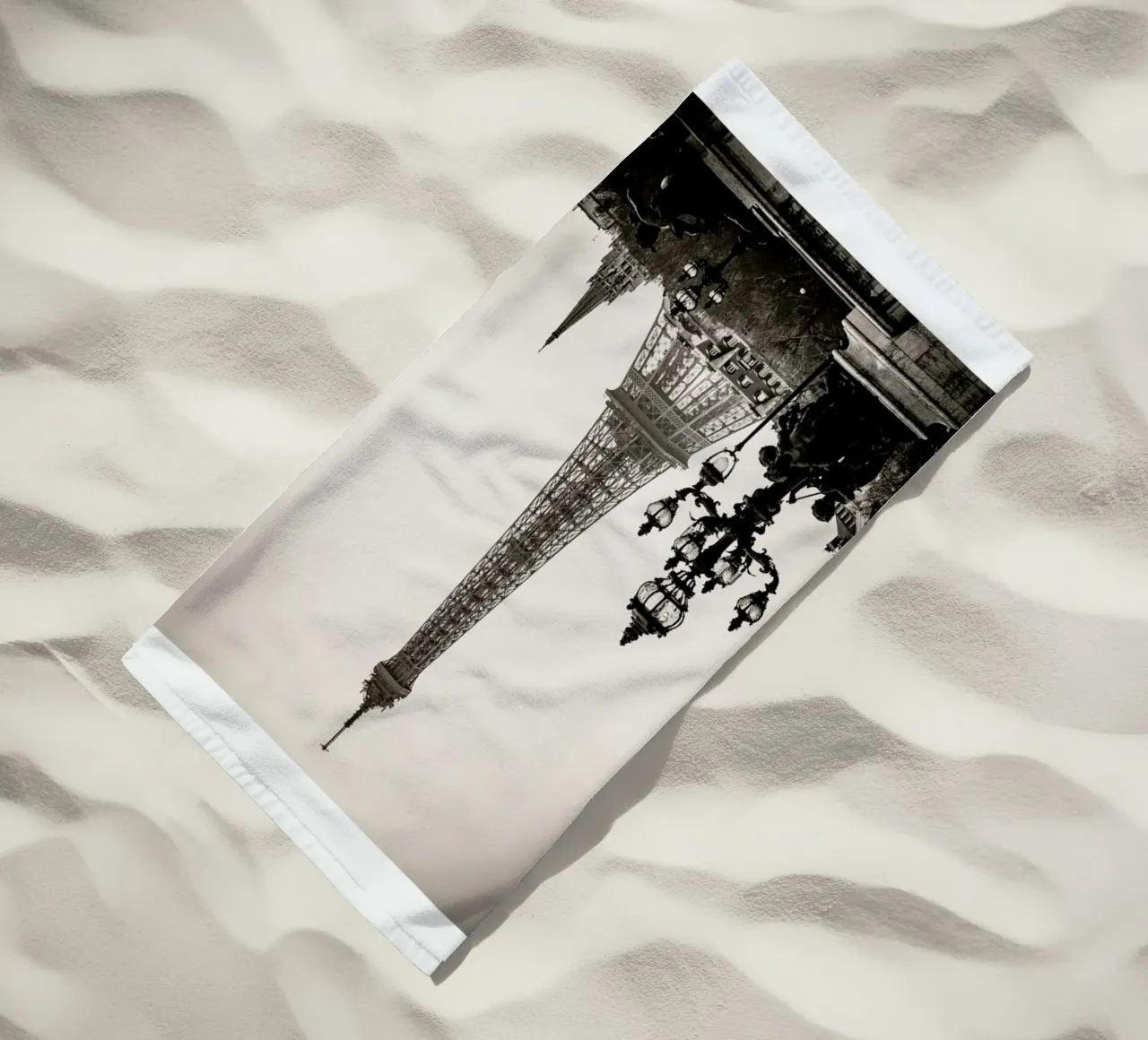 Eiffel Tower Strandtuch von METROPOLIS