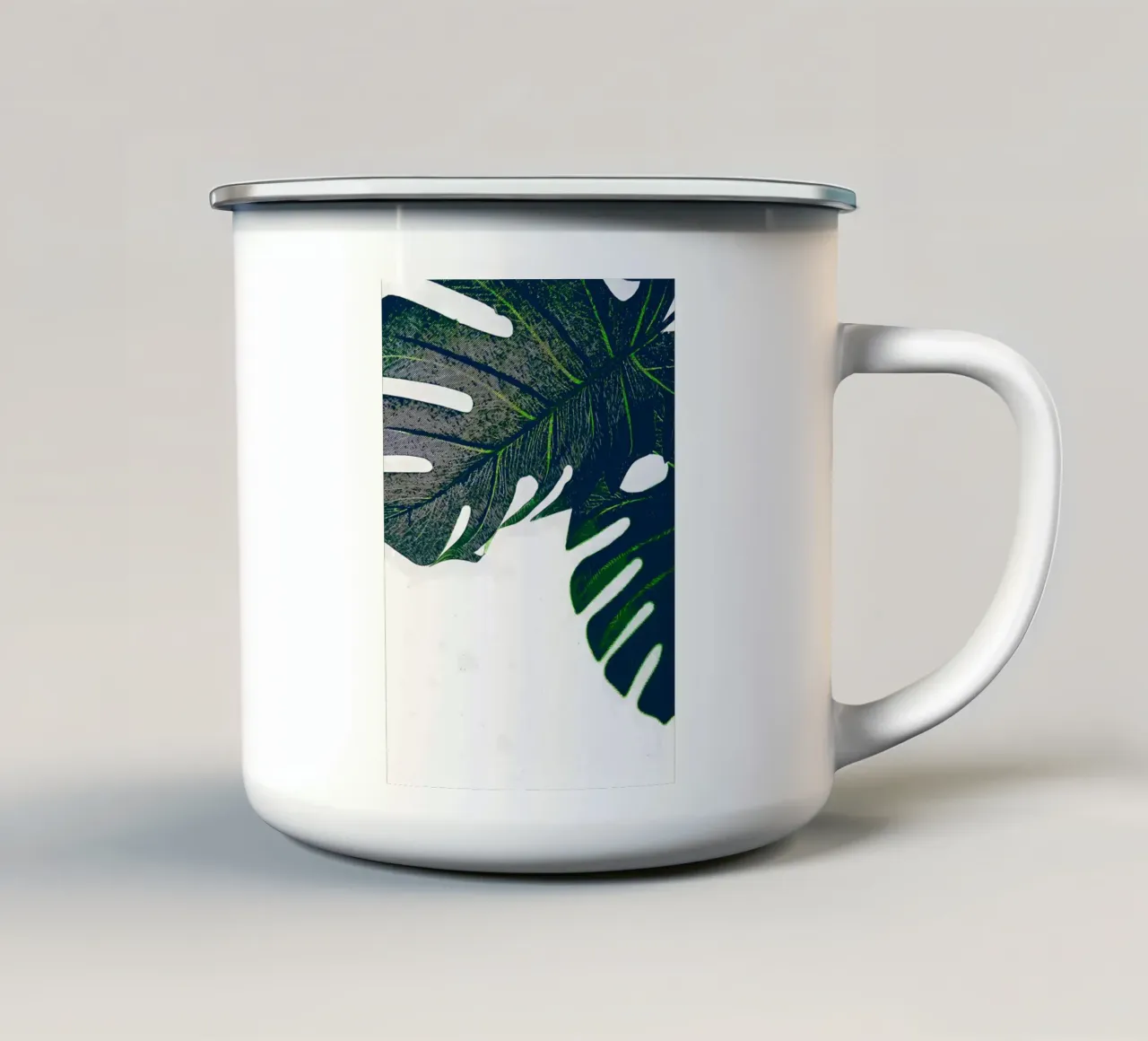 Foglie di Monstera in primo piano tazza in smalto da Nicholas Campbell