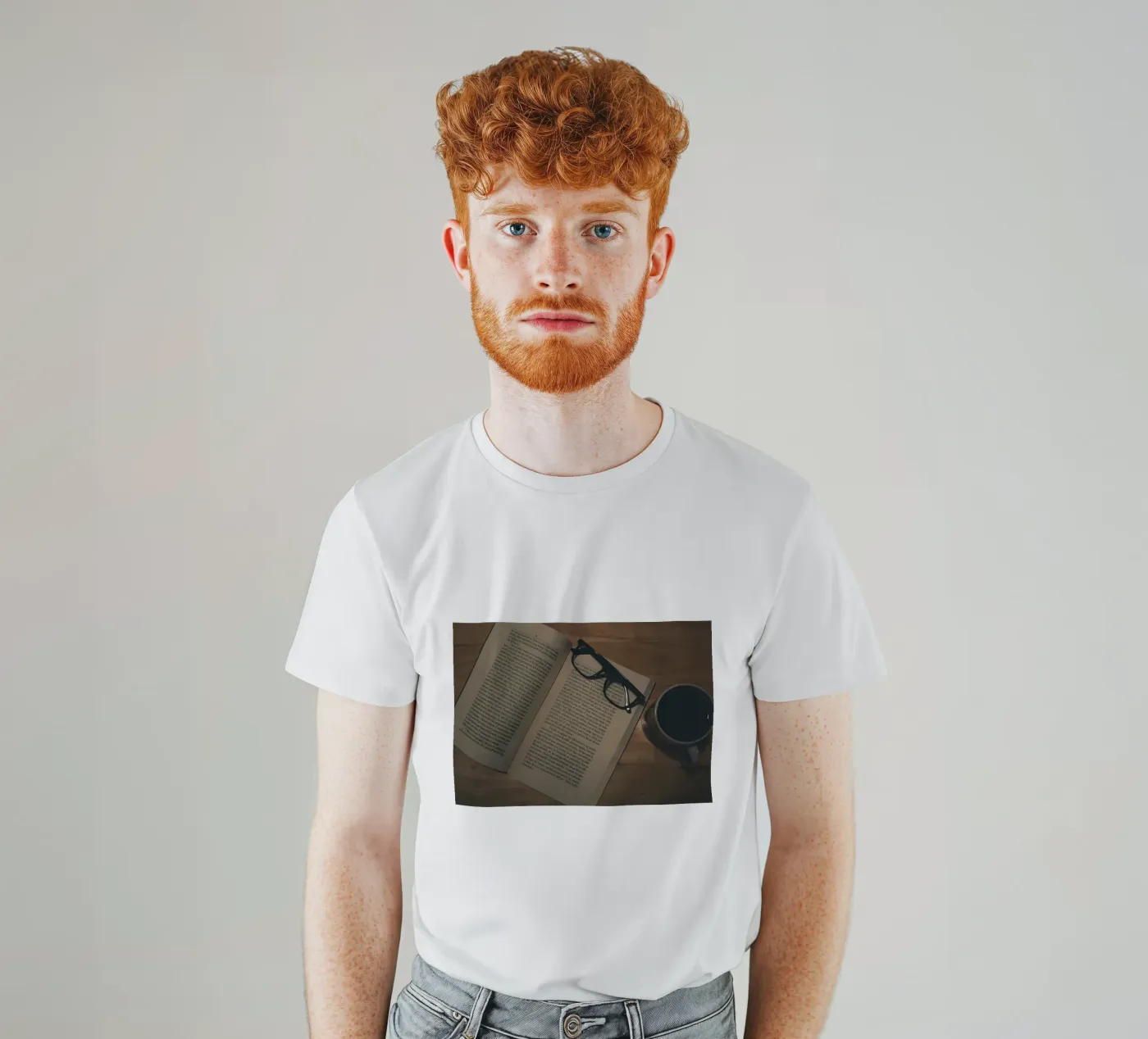 coffee and books t-shirt da Aiden Garcia