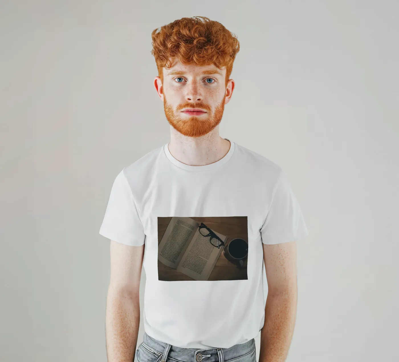 caffè e libri t-shirt da Aiden Garcia