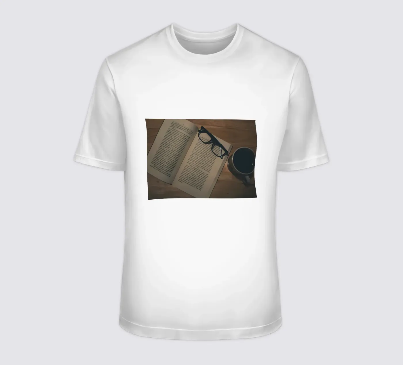 caffè e libri t-shirt da Aiden Garcia