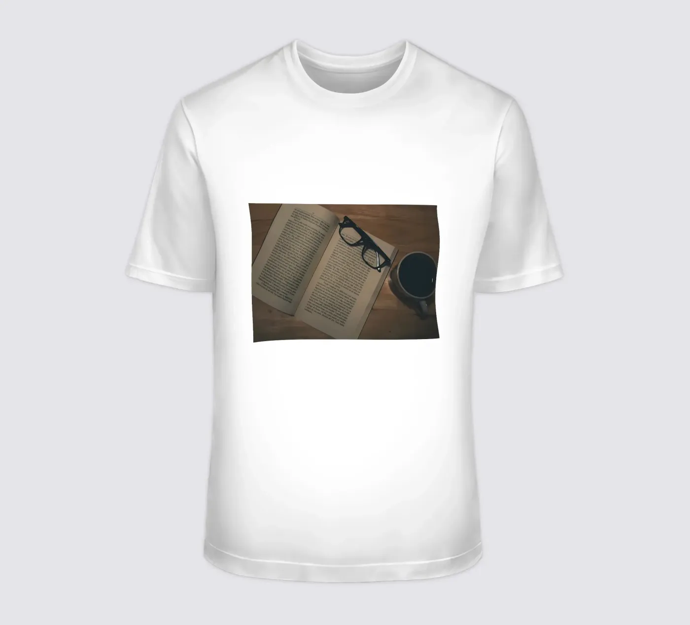 coffee and books t-shirt da Aiden Garcia