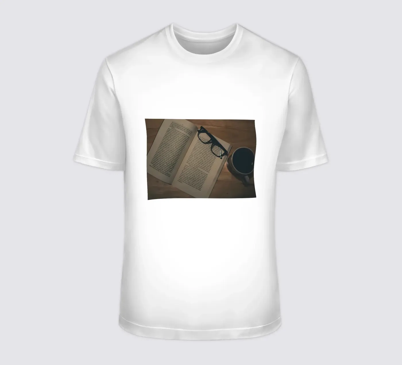 caffè e libri t-shirt da Aiden Garcia