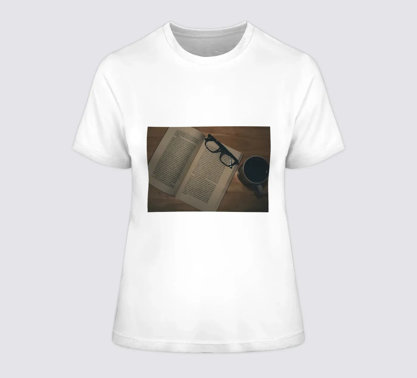 caffè e libri t-shirt da donna da Aiden Garcia