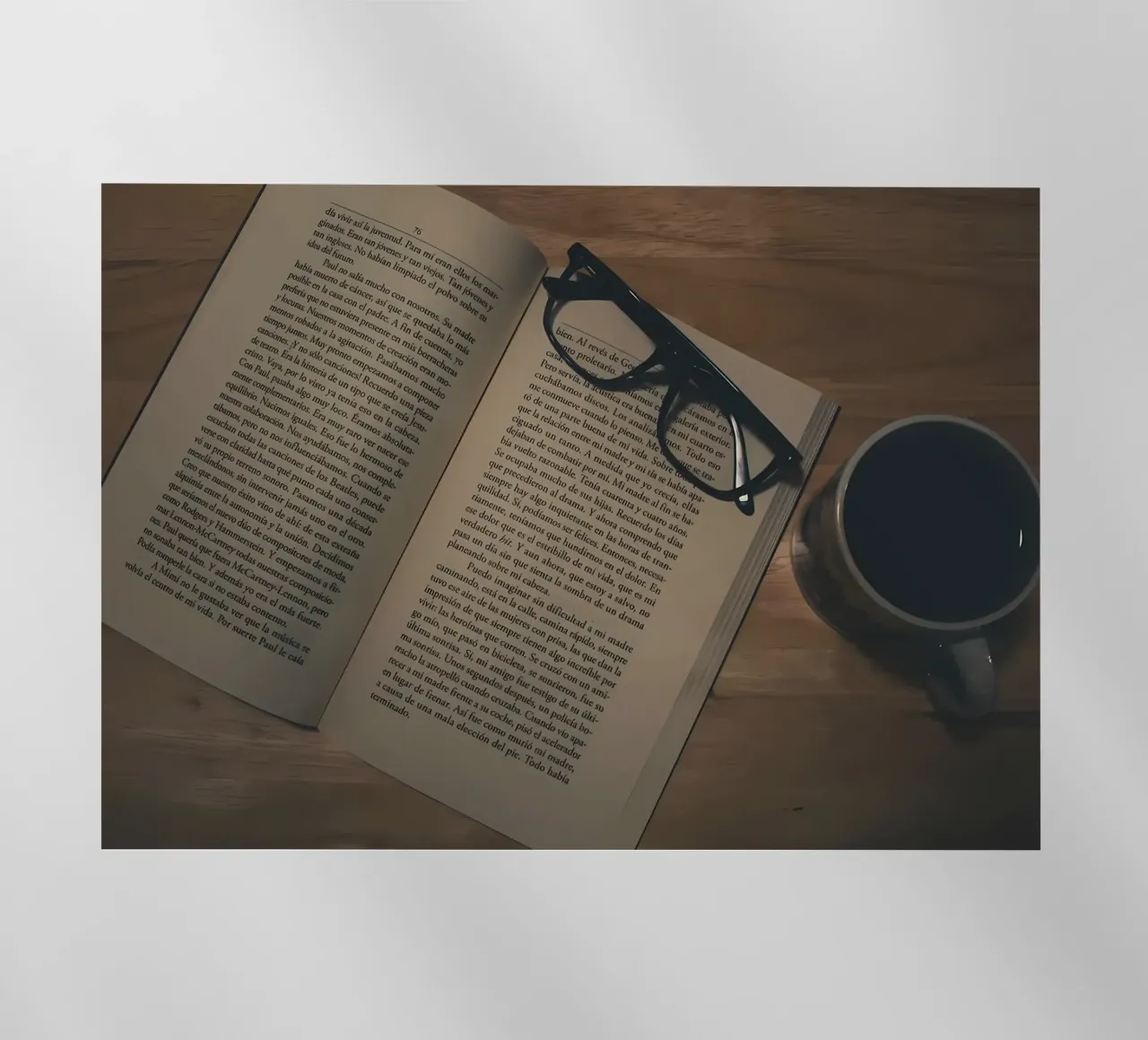 caffè e libri pellicola backlit da Aiden Garcia