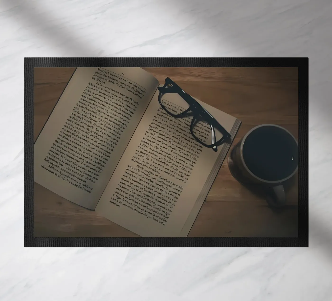 Kaffee und Bücher Fußmatte von Aiden Garcia