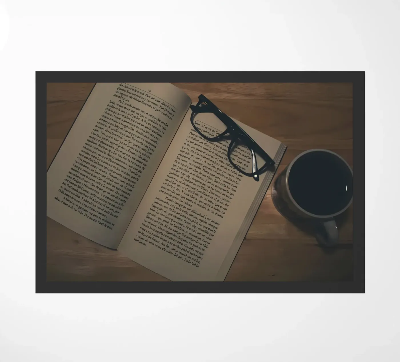 Kaffee und Bücher Fußmatte von Aiden Garcia