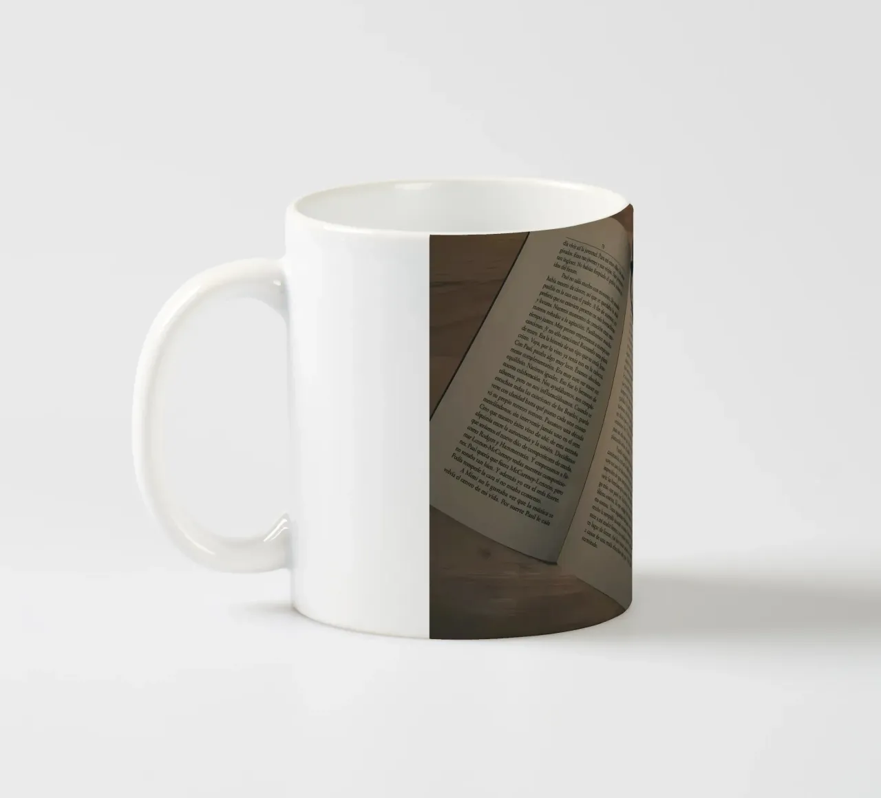 caffè e libri tazza in ceramica da Aiden Garcia