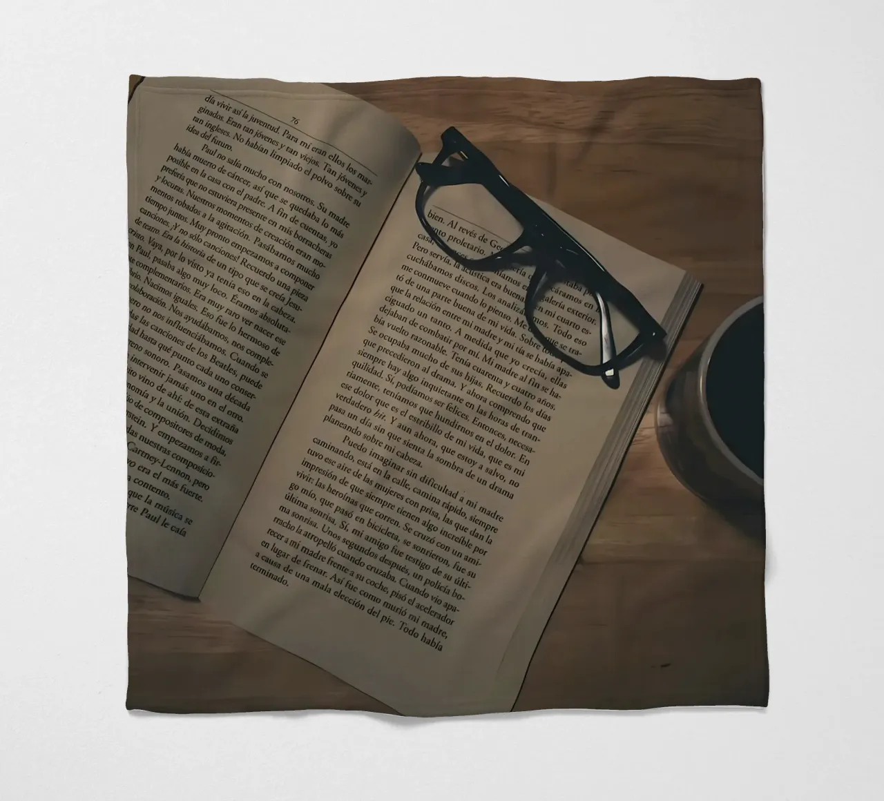 caffè e libri coperta in pile da Aiden Garcia