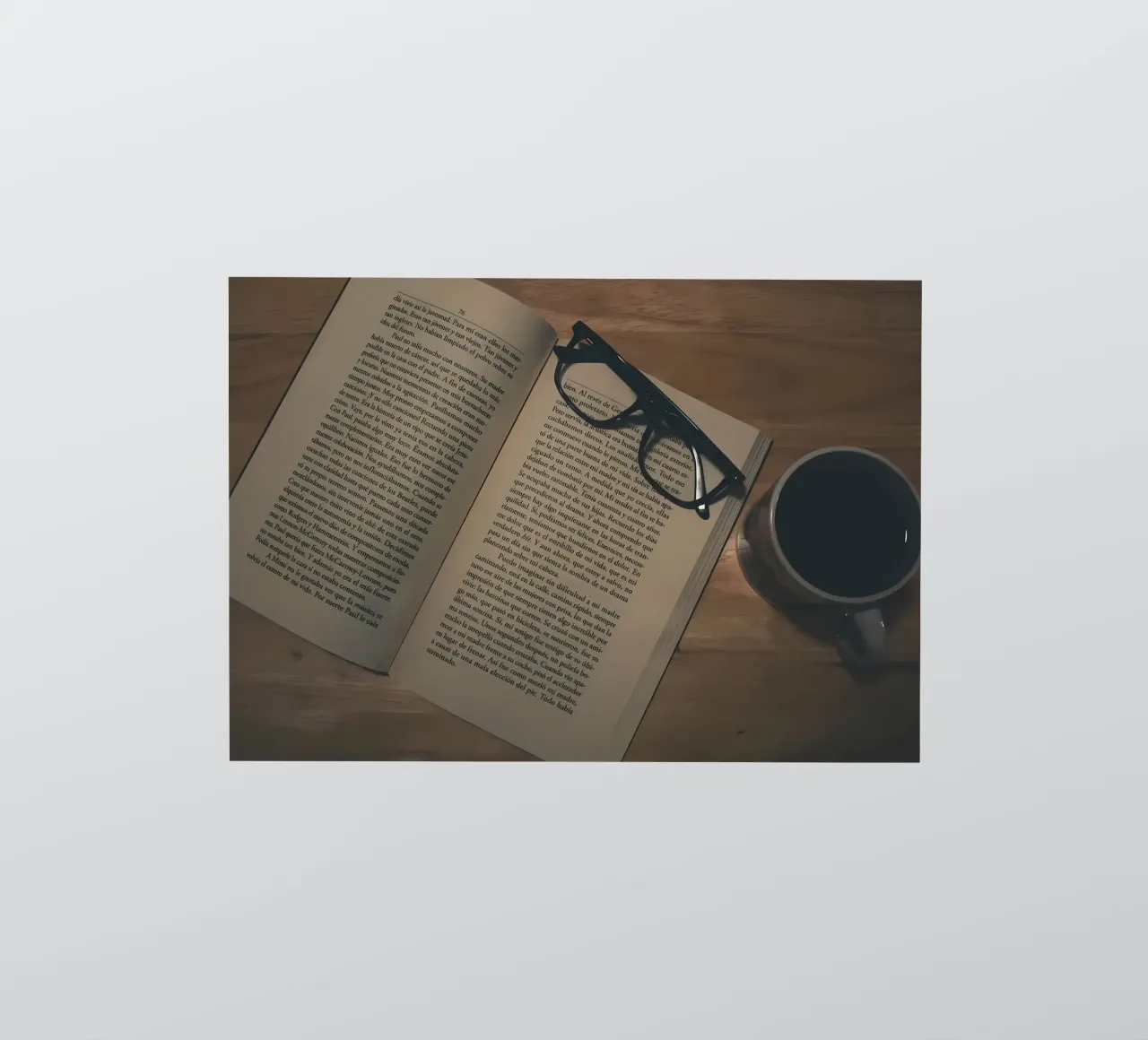 caffè e libri adesivo da Aiden Garcia