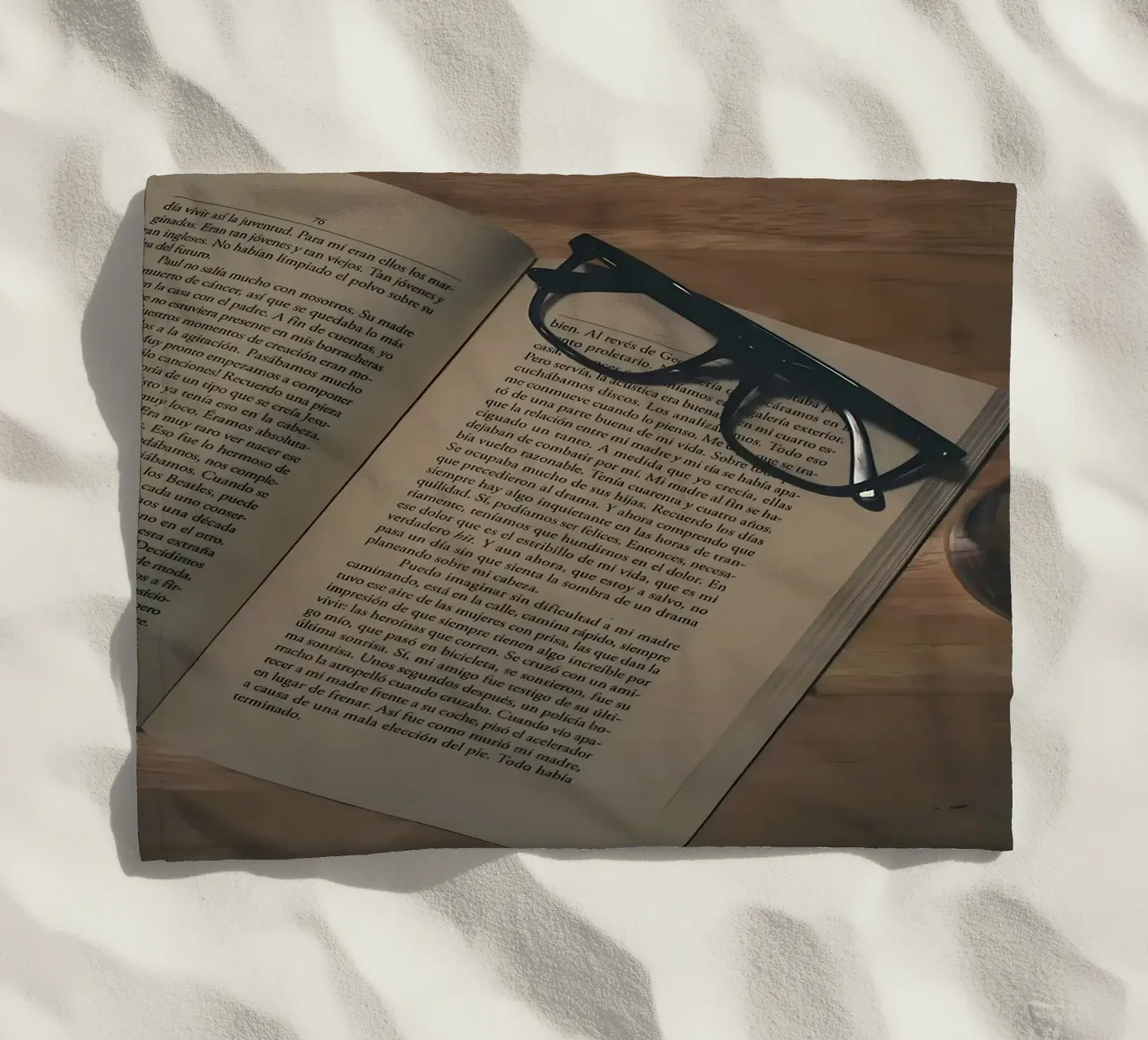 caffè e libri telo mare da Aiden Garcia