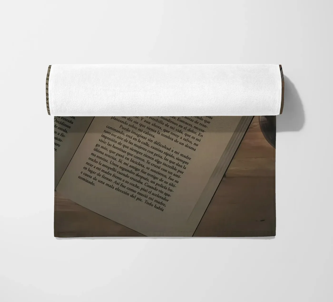 coffee and books Strandtuch von Aiden Garcia