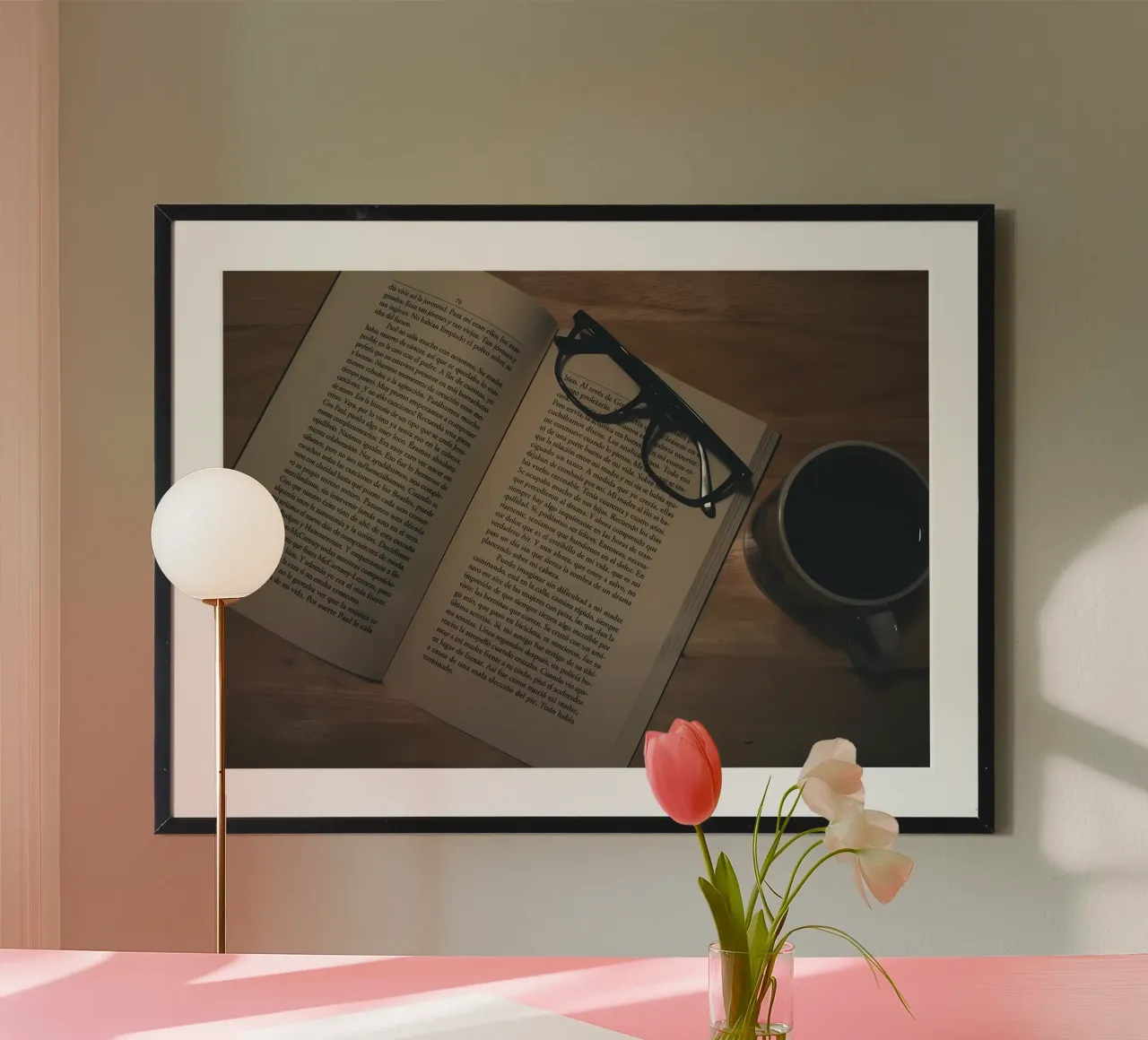 caffè e libri poster con telaio in plastica da Aiden Garcia