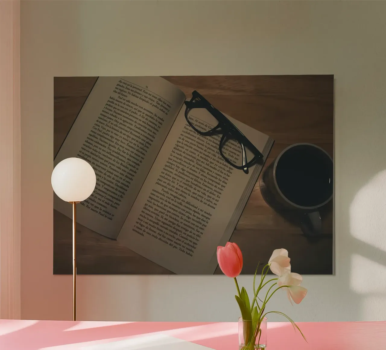 caffè e libri poster con telaio in plastica da Aiden Garcia