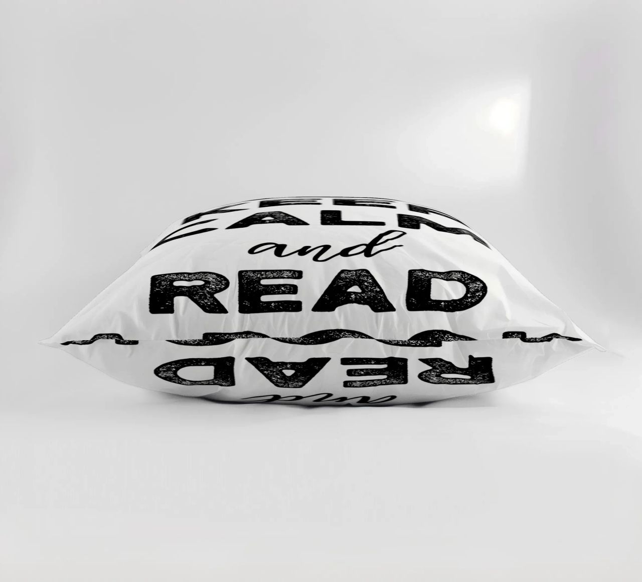 Mantenere la calma e leggere cuscino da Aiden Garcia