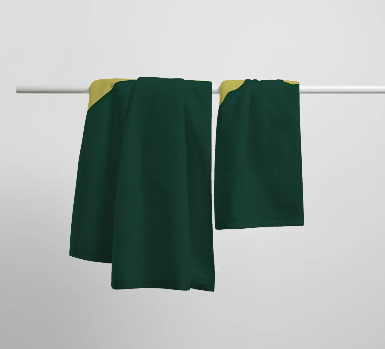 Natuurlandschap v6 badhanddoek van Bartosz Powalka