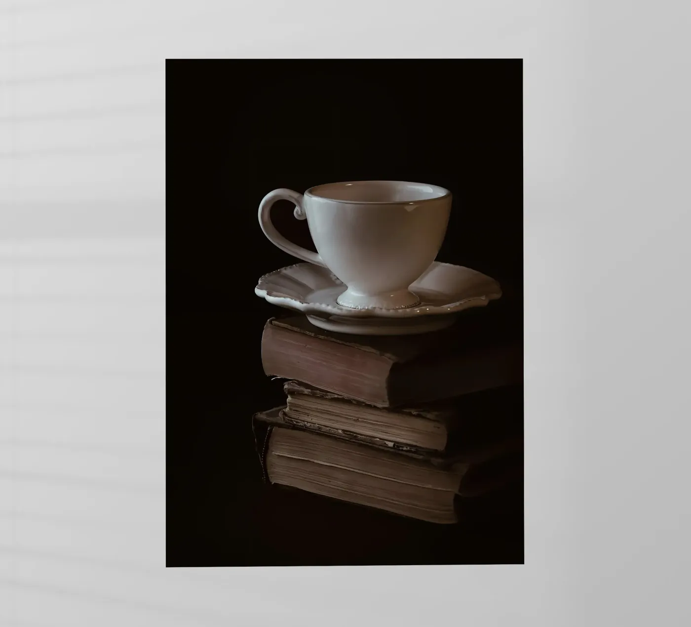 Tazza e libri pellicola backlit da Aiden Garcia