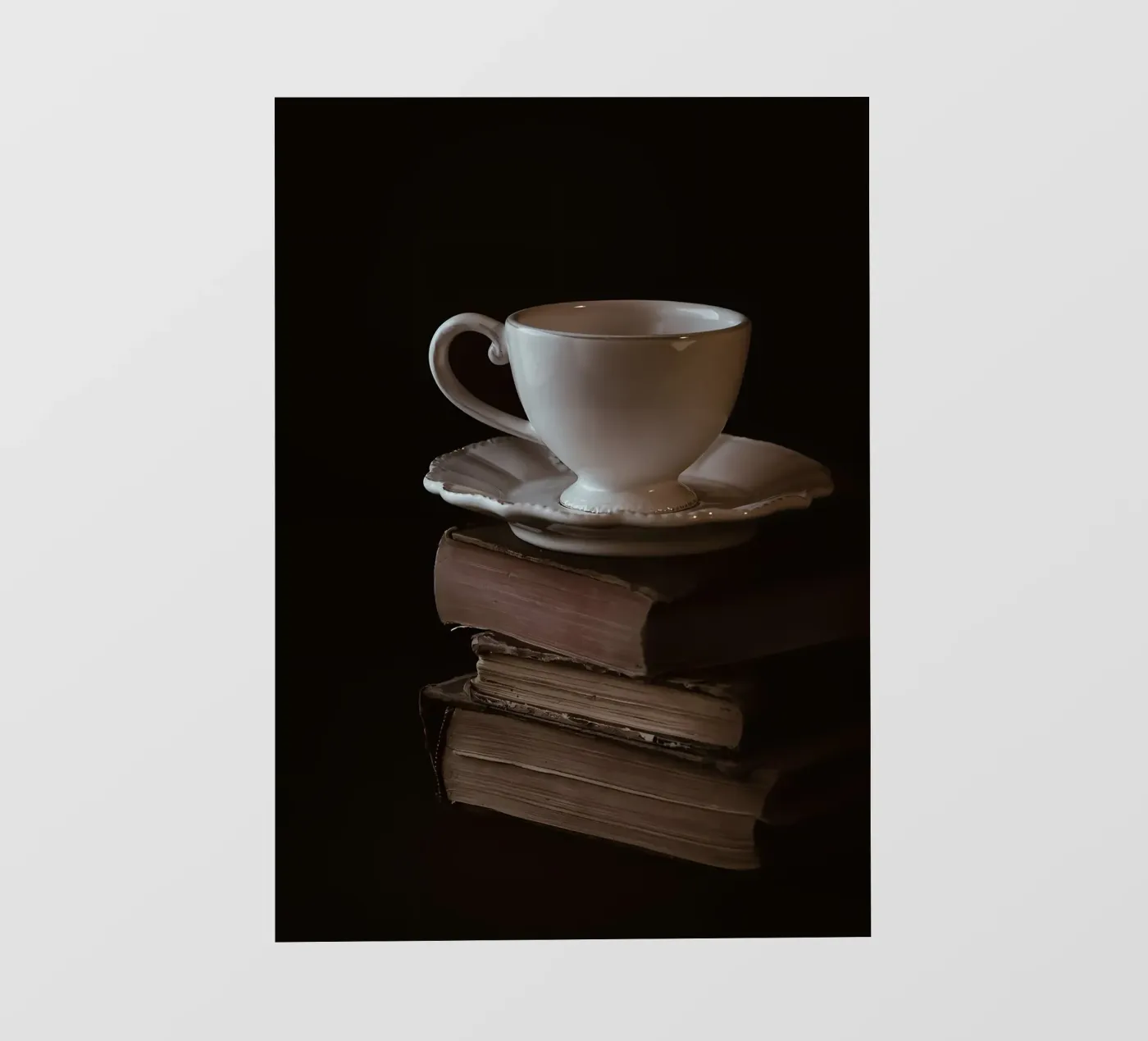 Tazza e libri pellicola backlit da Aiden Garcia