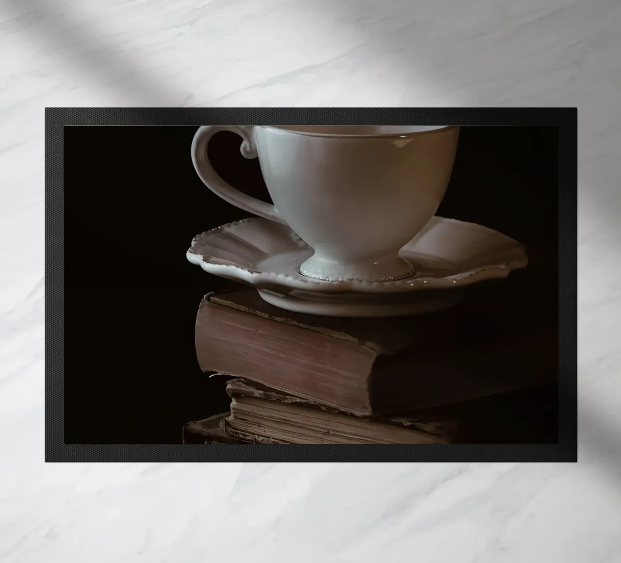 Tazza e libri zerbino da Aiden Garcia