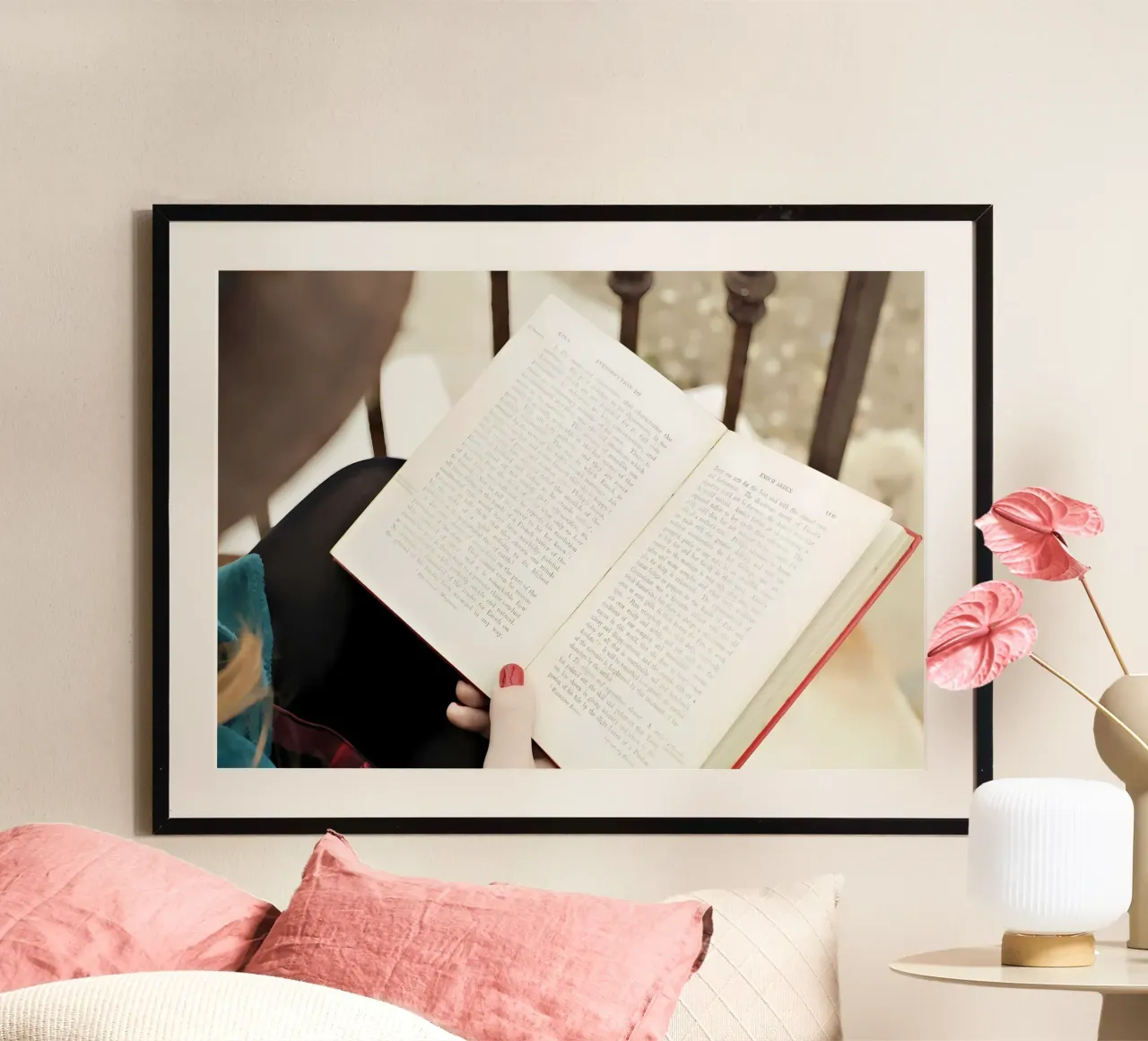 Ragazza romantica che legge un libro poster con telaio in alluminio da Aiden Garcia