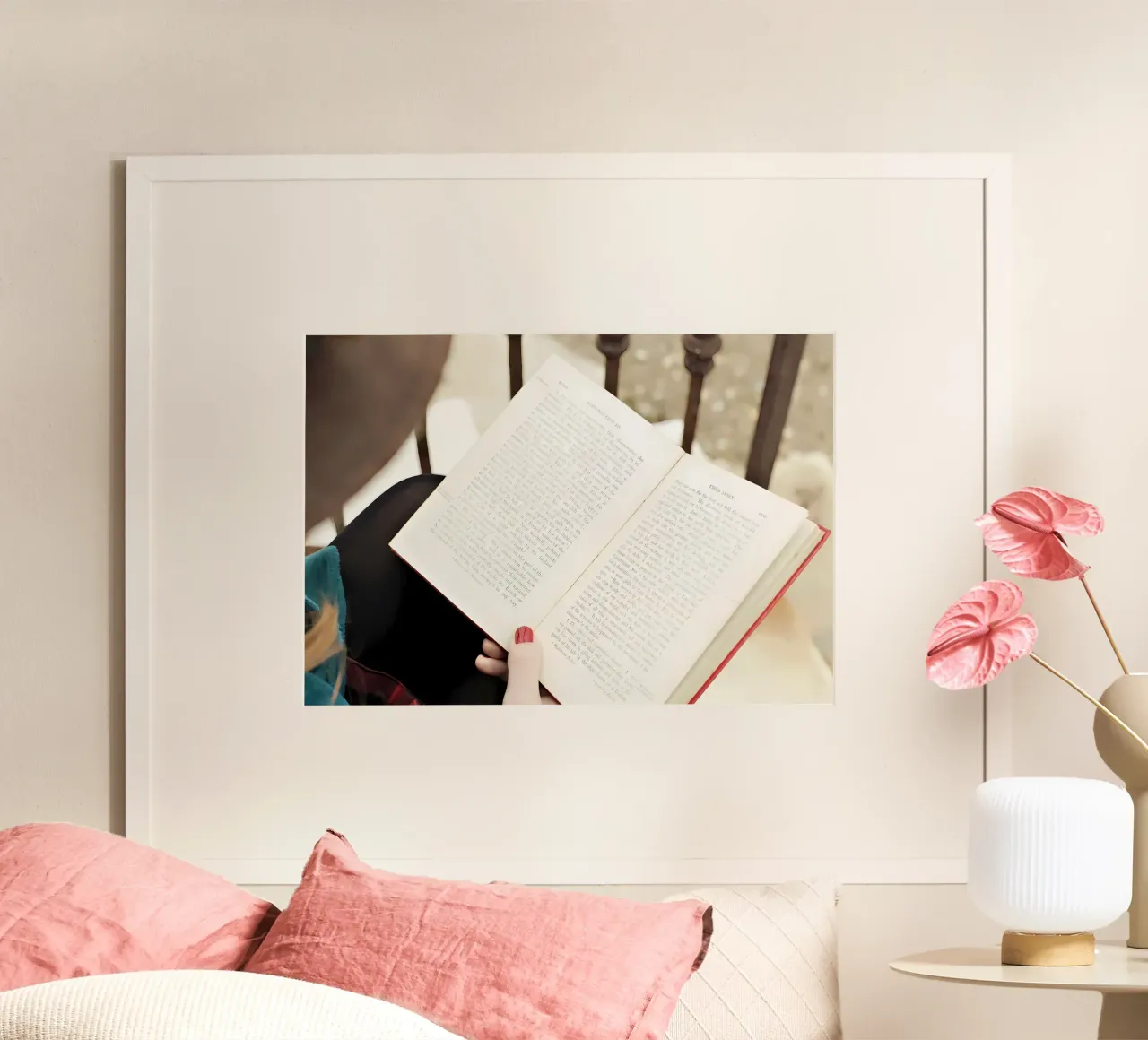 Ragazza romantica che legge un libro poster con telaio in alluminio da Aiden Garcia