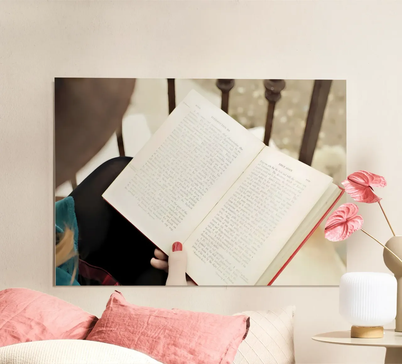Ragazza romantica che legge un libro poster con telaio in alluminio da Aiden Garcia