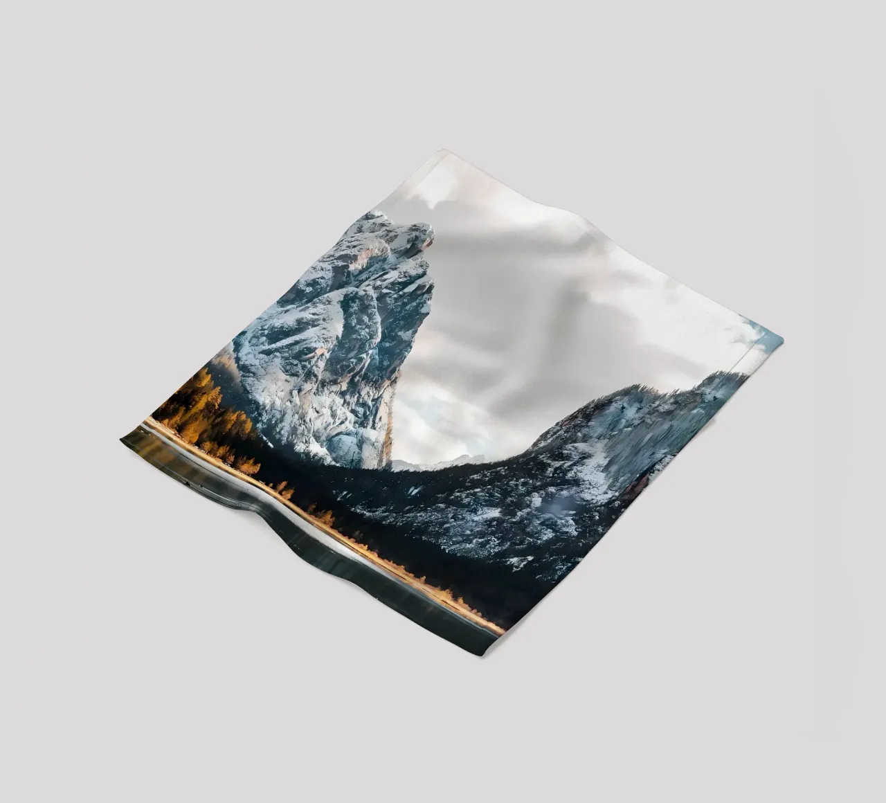 Lago di Dobbiaco coperta in pile da Matthew Katz