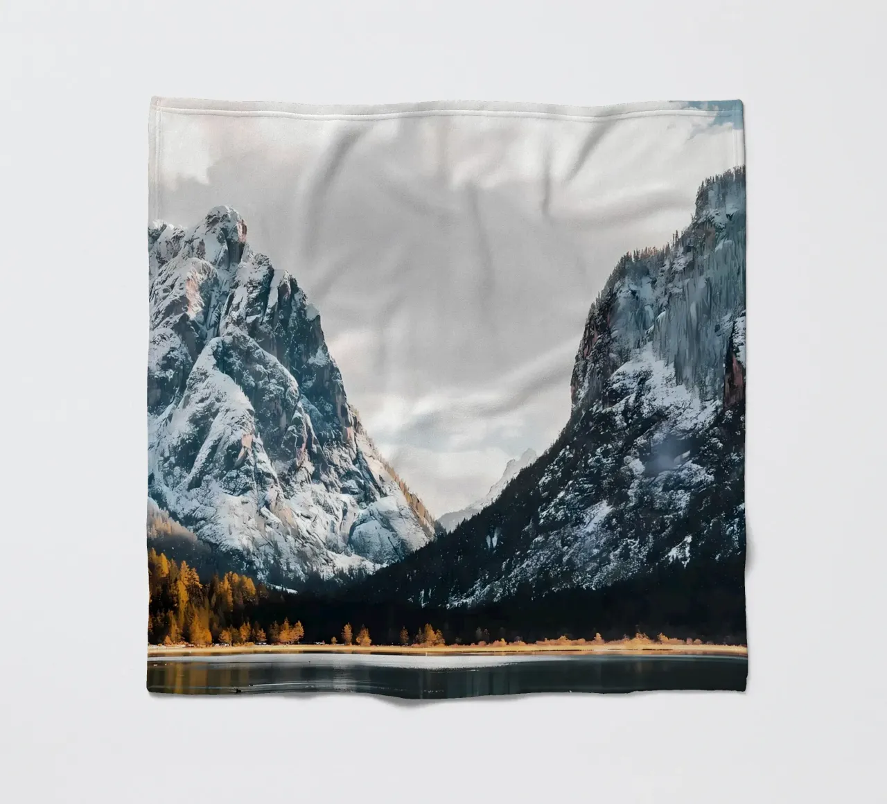 Lago di Dobbiaco coperta in pile da Matthew Katz