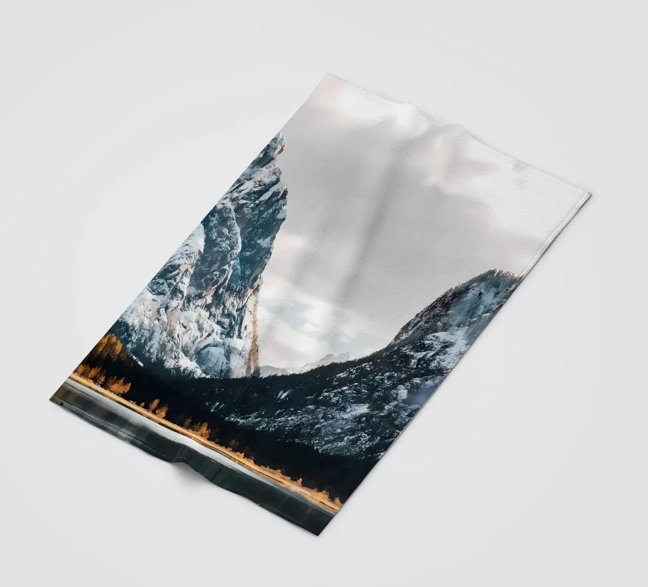 Lago di Dobbiaco coperta in pile da Matthew Katz