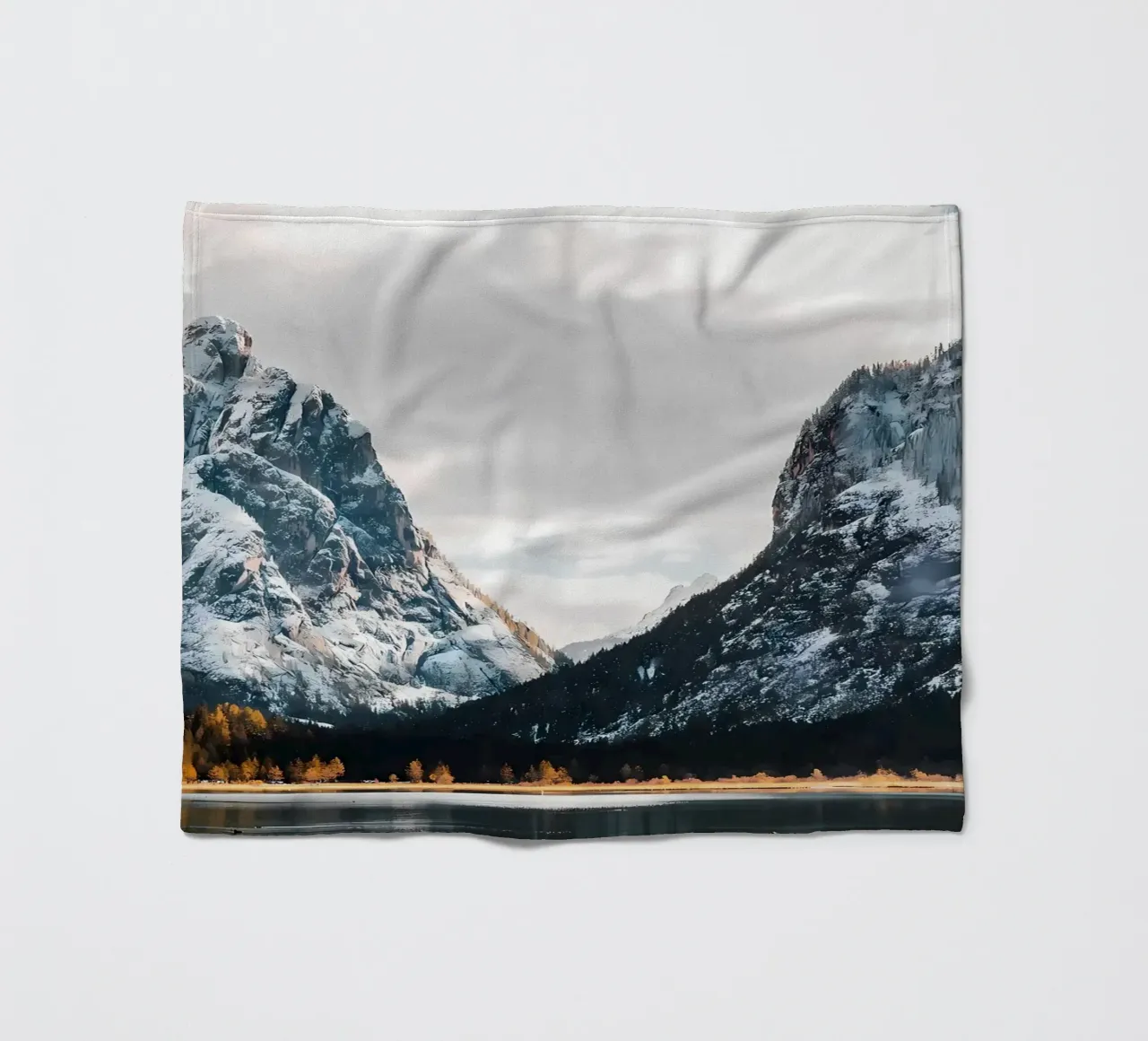 Lago di Dobbiaco coperta in pile da Matthew Katz