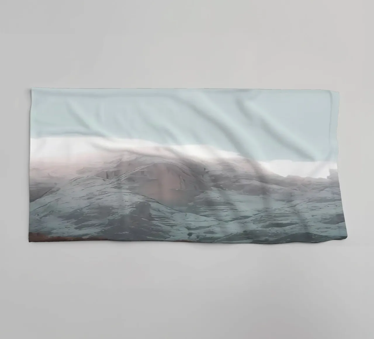 Un géant lointain serviette de bain de Matthew Katz