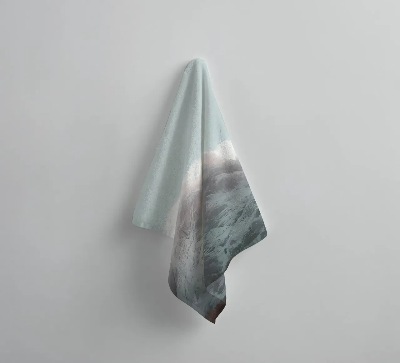 Un géant lointain serviette de bain de Matthew Katz