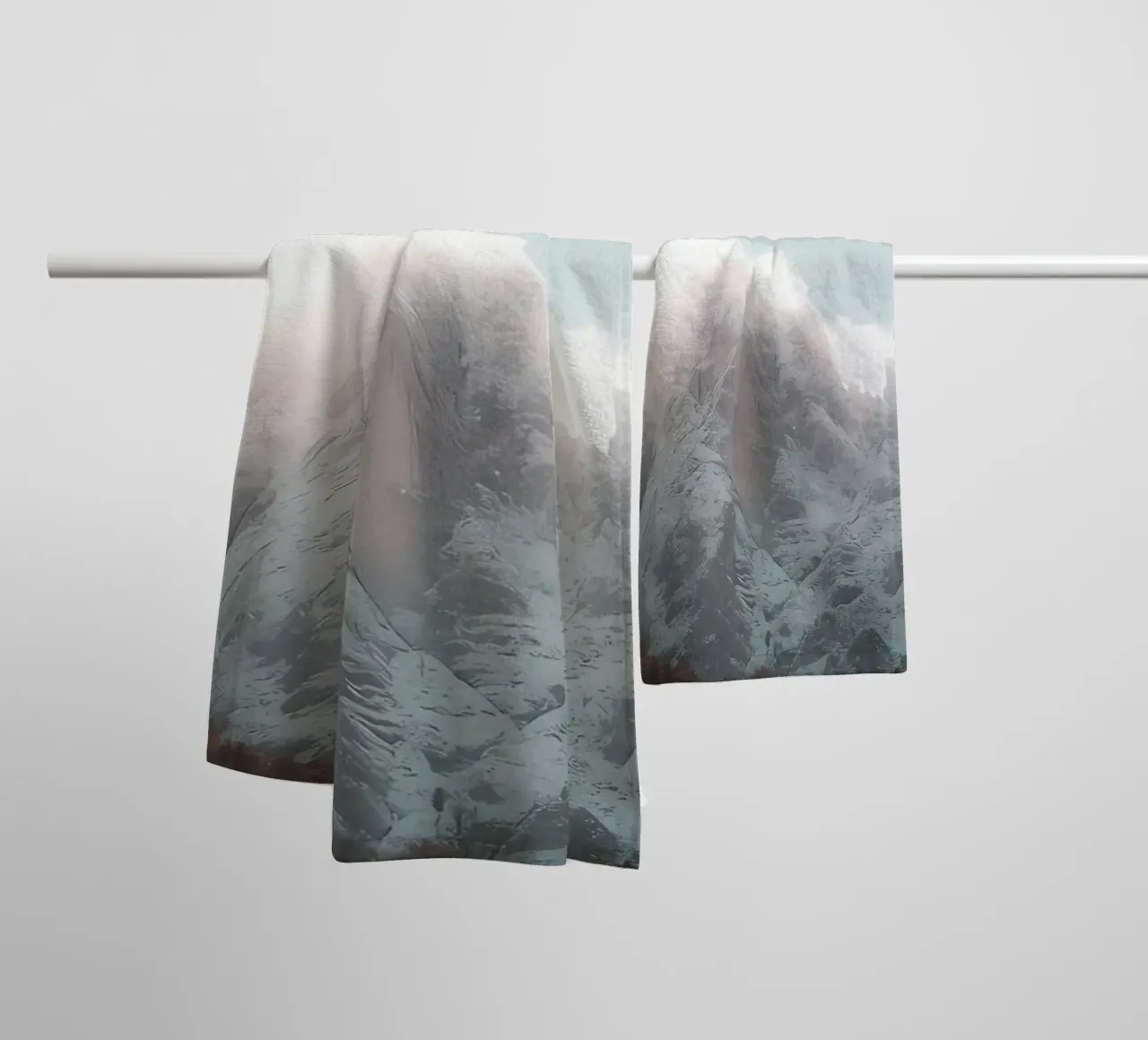 Un géant lointain serviette de bain de Matthew Katz