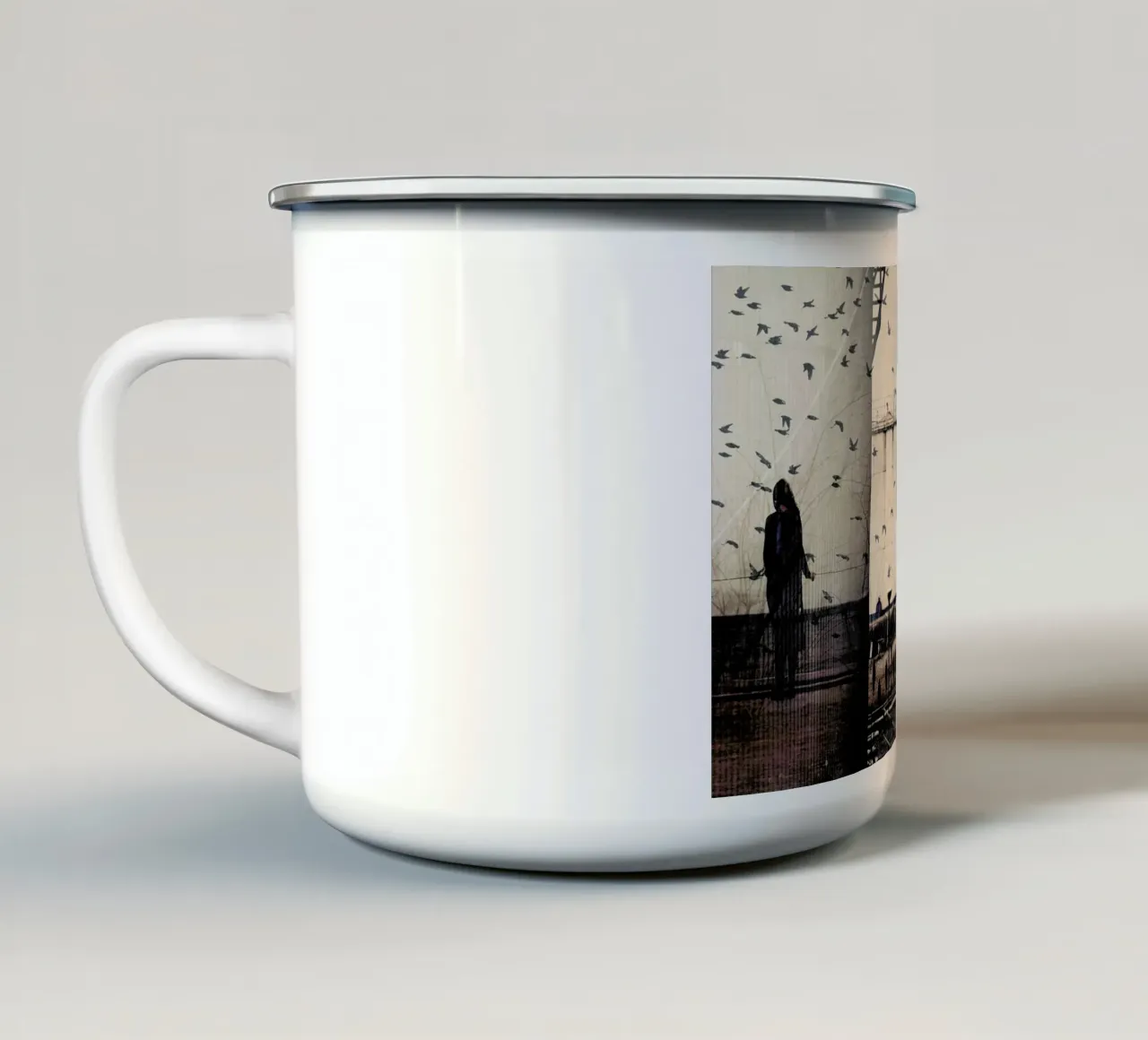 The Strange Dream tazza in smalto da Elisabeth Fredriksson