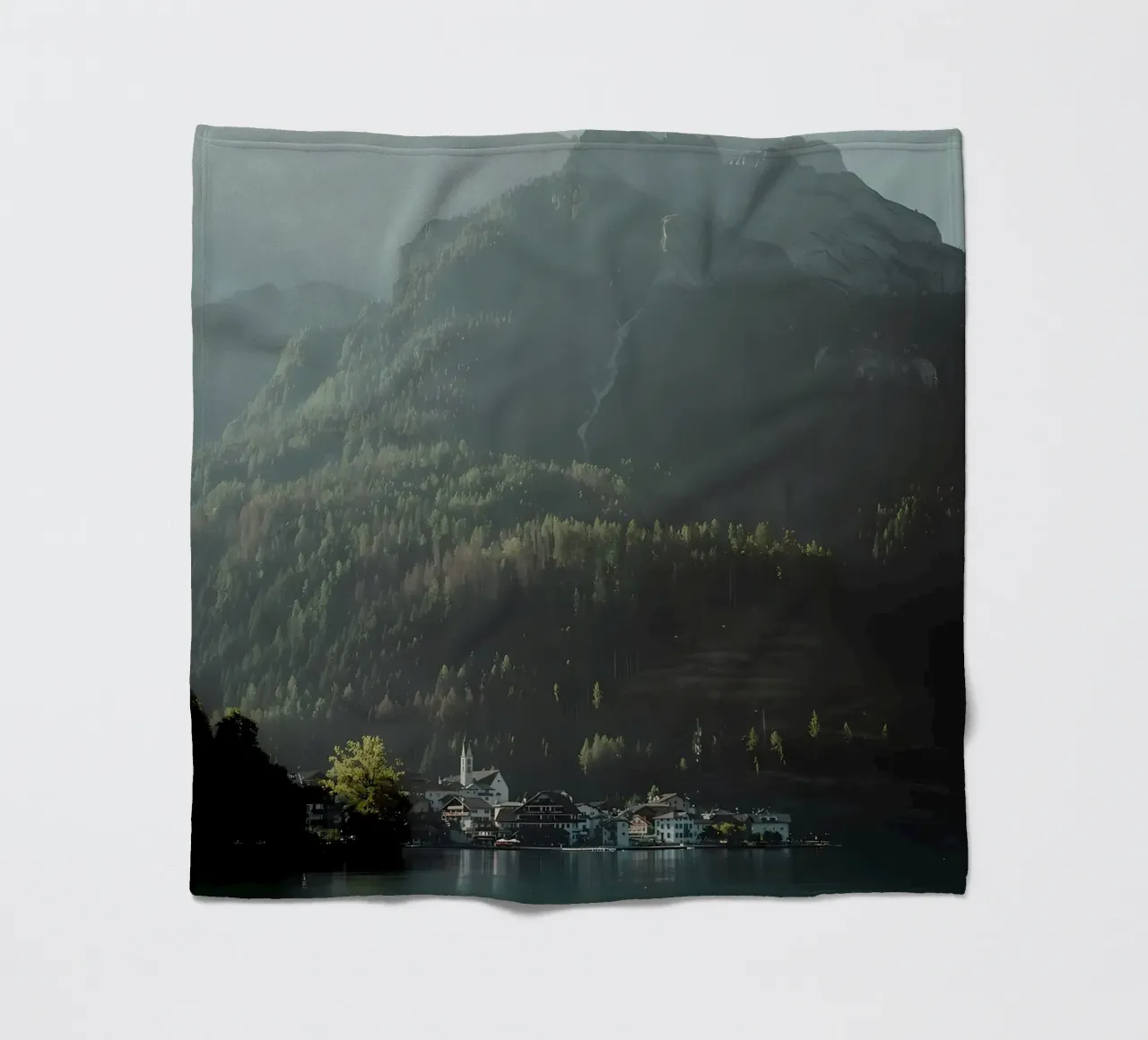 In riva al lago coperta in pile da Matthew Katz